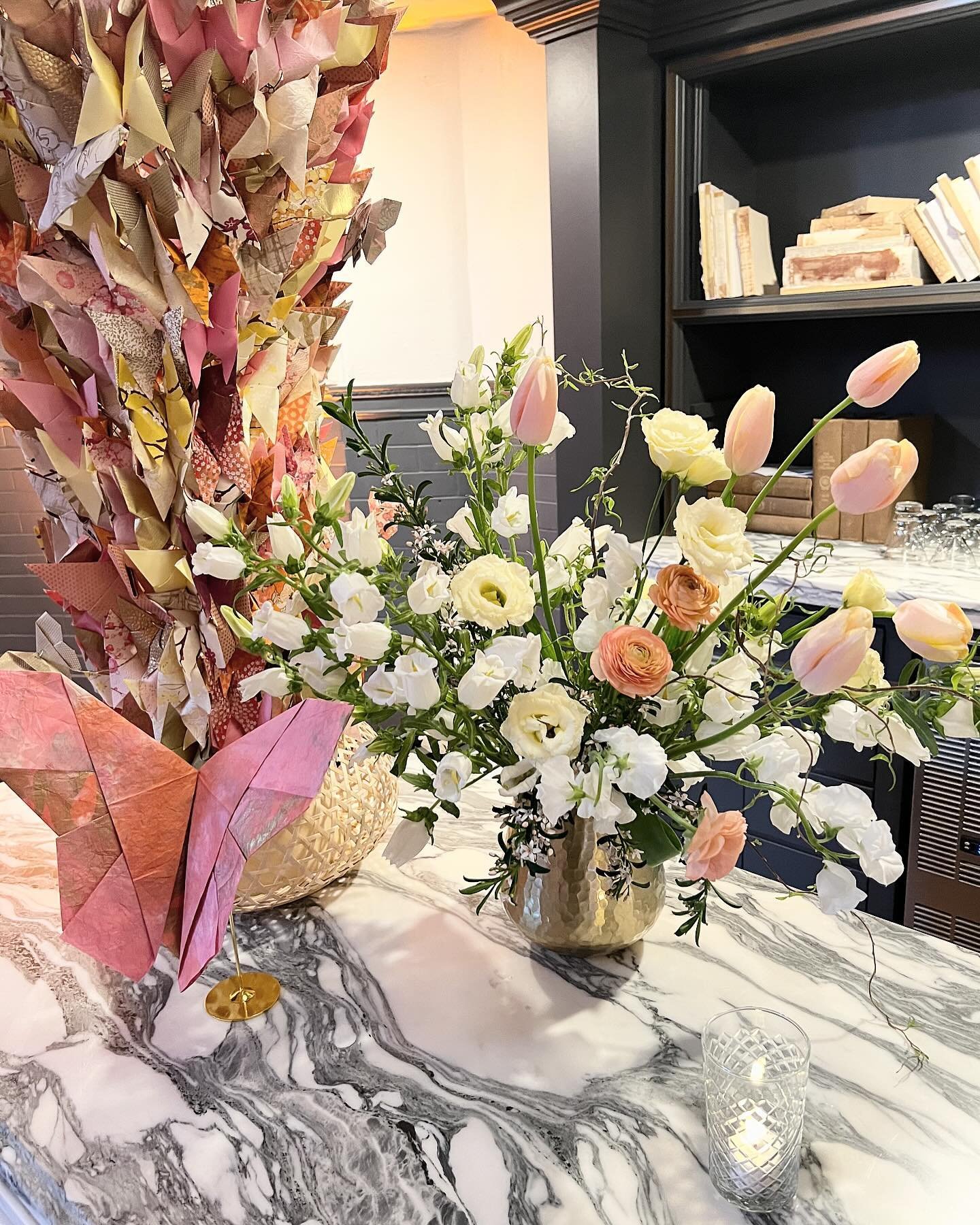 We had the unique opportunity to collaborate with a paper artist on a recent event. The client wanted to incorporate origami into their spring florals. @sarahfarrellkramer made some incredible paper selections, sculptures&hellip; and my personal favo
