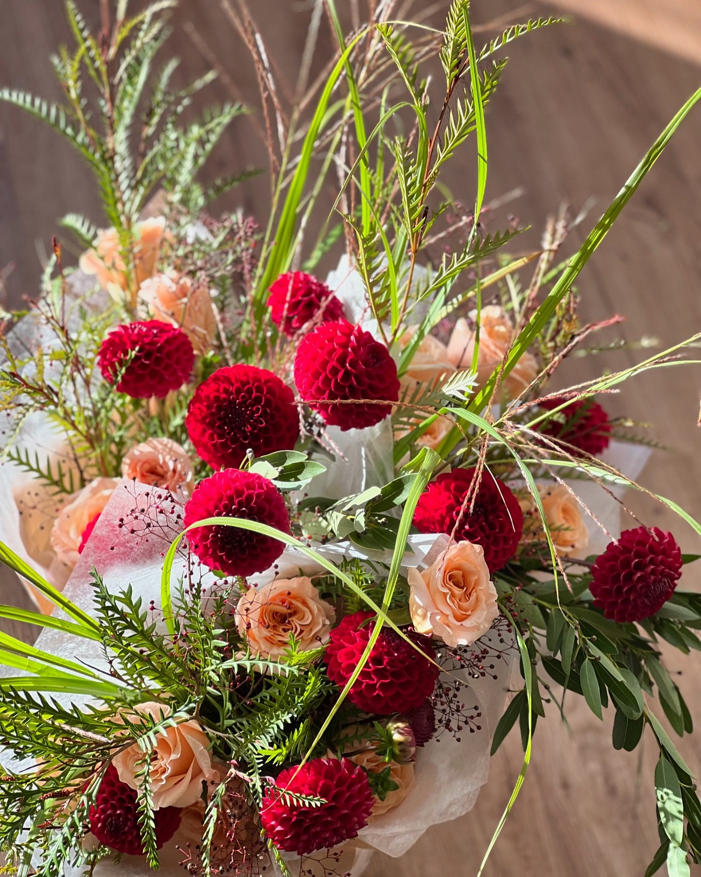 Happy October!

Forever a sucker for grasses 🌾 &amp; these dahlias from @posy_florals have been out of this world! 

#bostonfloralsubscription #floralsubscription #somervillefloralsubscription #somervilleflorist #somervillefloraldelivery