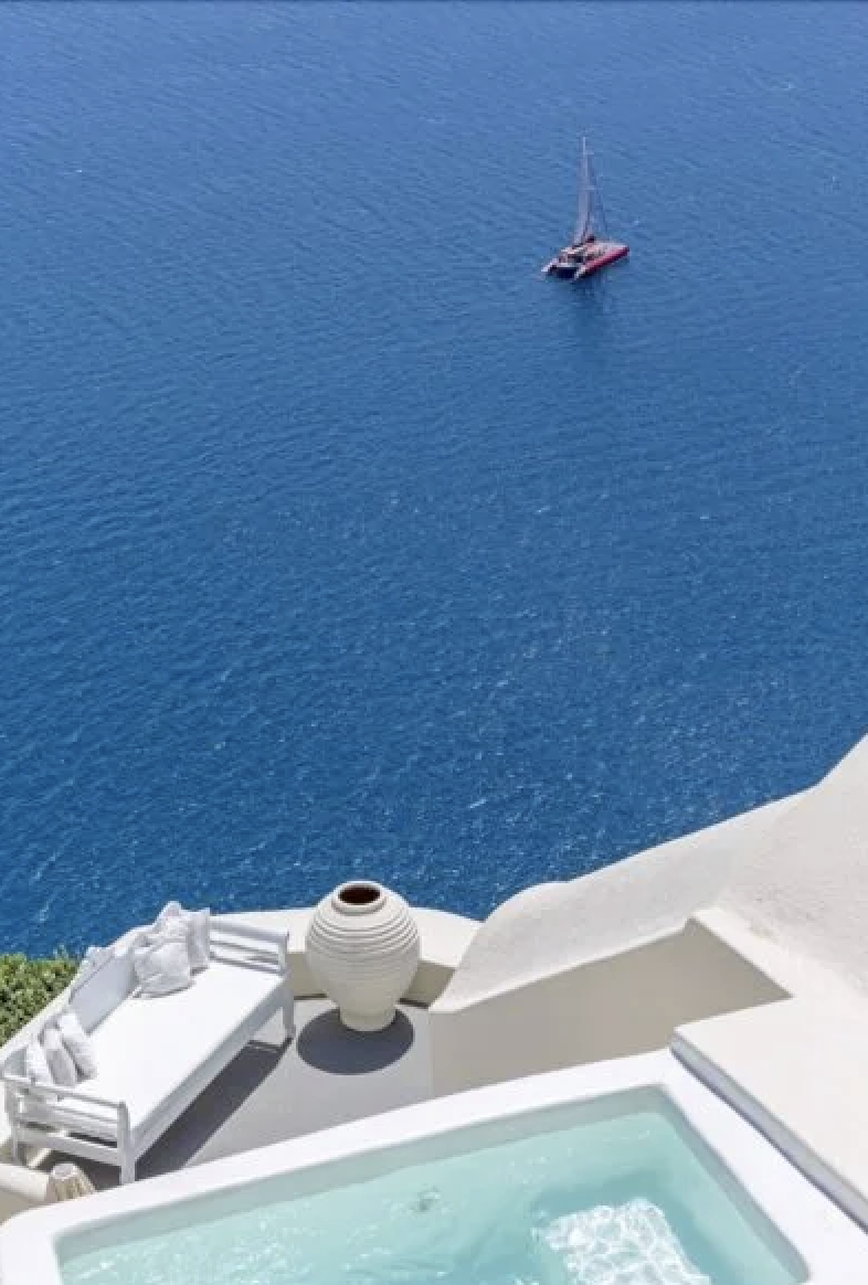 CANAVES OIA SUITES.png
