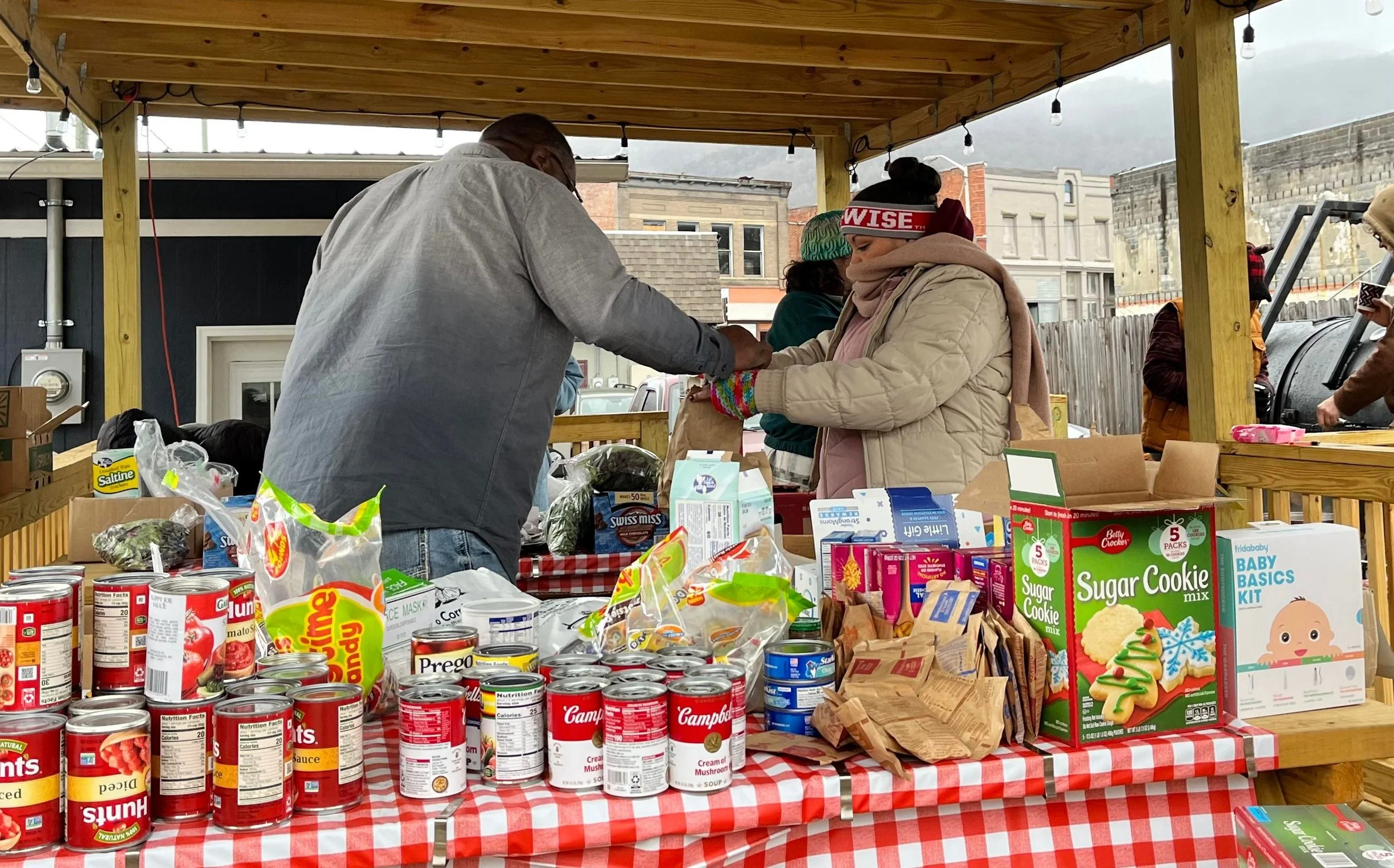 Lonesome Pine Mutual Aid holiday grocery giveaway 
