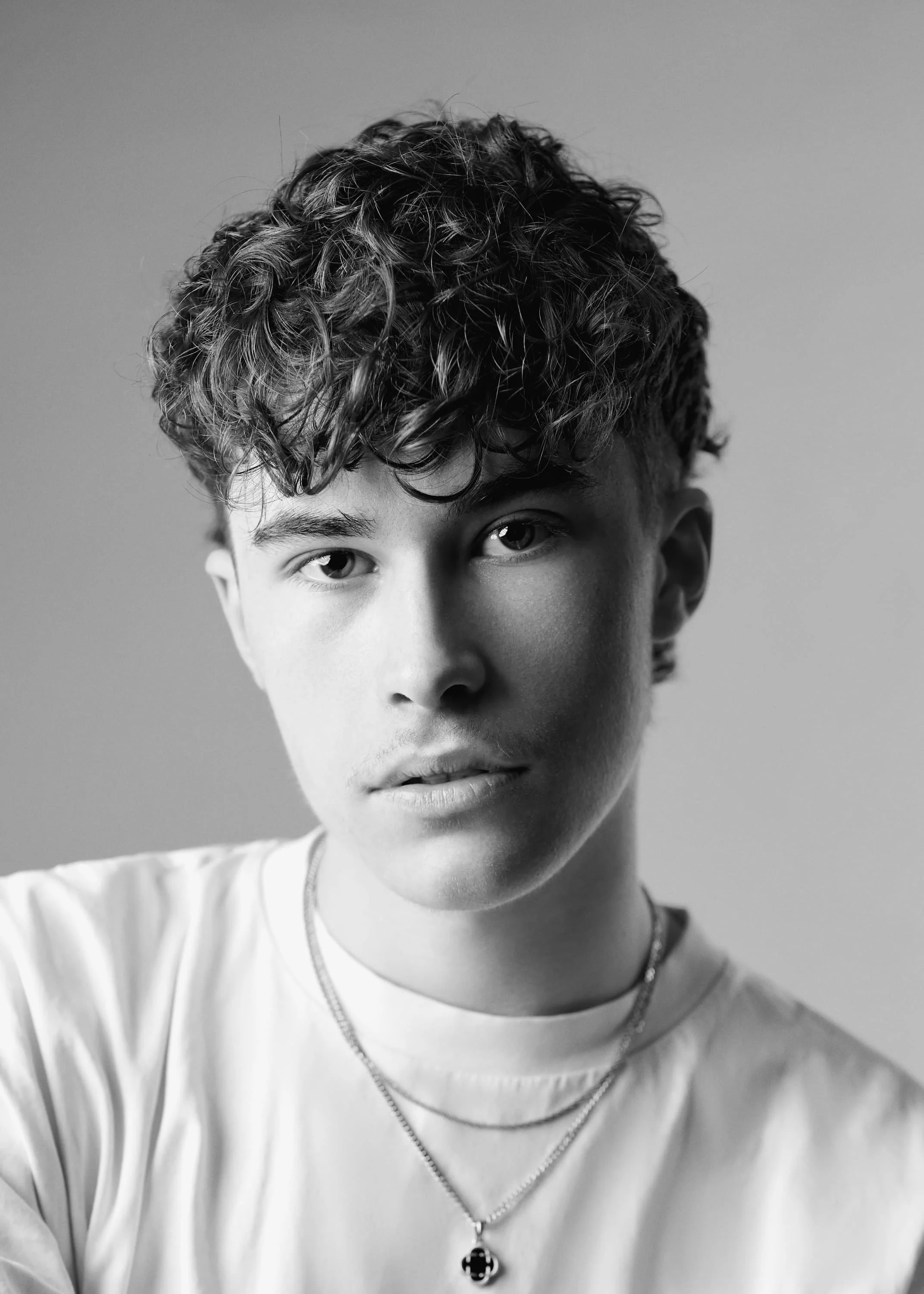 Black and white portrait of actor looking into the camera wigth split lighting