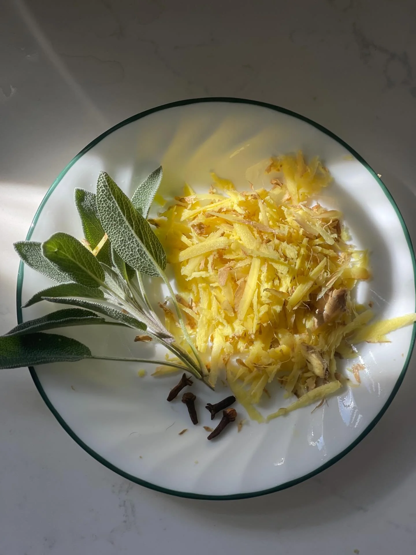 Herbal teas don&rsquo;t have to be complicated or exotic to be highly effective! 

Fresh ginger, garden sage &amp; clove for an immune boost, digestive support, and to soothe a scratchy throat. Add local 🍯 for taste and additional benefit!