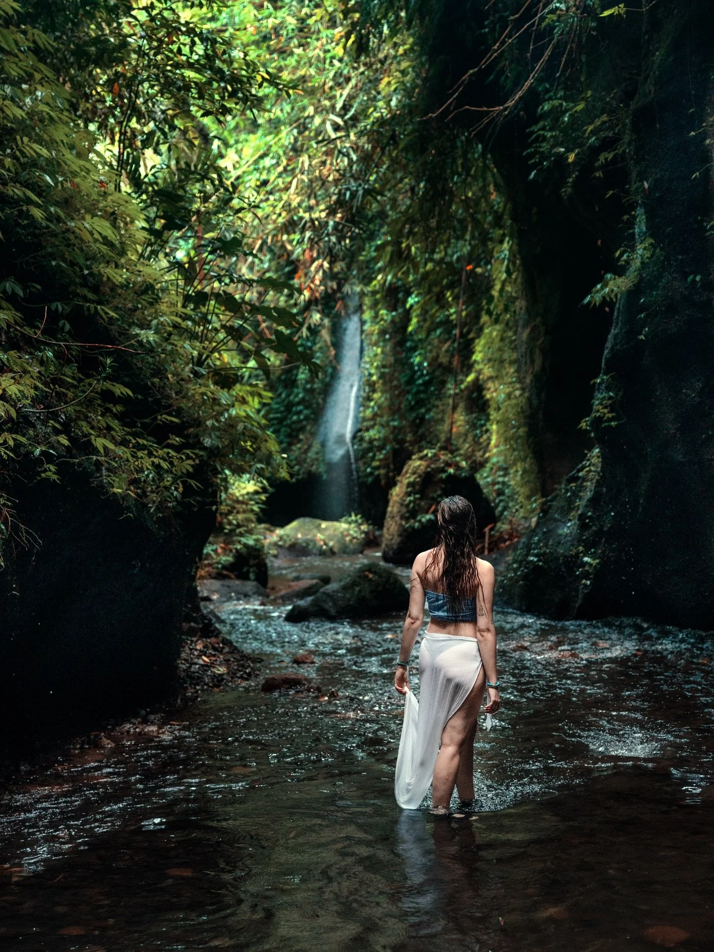 Det beste med regnsesong i Bali er at alt er s&aring; gr&oslash;nt og frodig. Her var vi p&aring; veg til fossen Tukad Cepung🌱🌿

#bali #tukadcepungwaterfall #indonesia #ubud