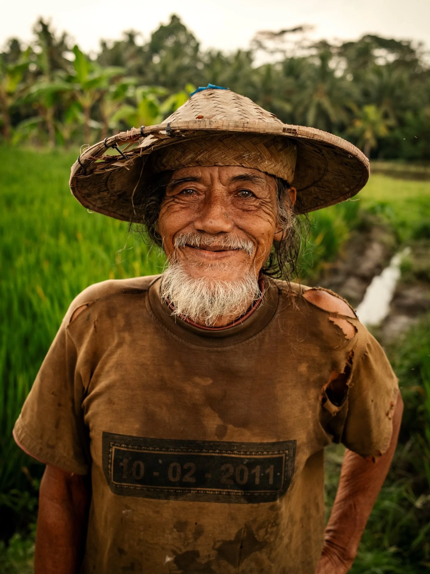 Noken av dei finaste m&oslash;ta skjer midt i mellom risstr&aring; og smil.🙏

P&aring; vandring gjennom Subak Juwuk m&oslash;tte vi ein gamal mann som framleis jobbar i &aring;keren kvar dag. Han var stolt av fugleskremselen sin, viste oss den vesle