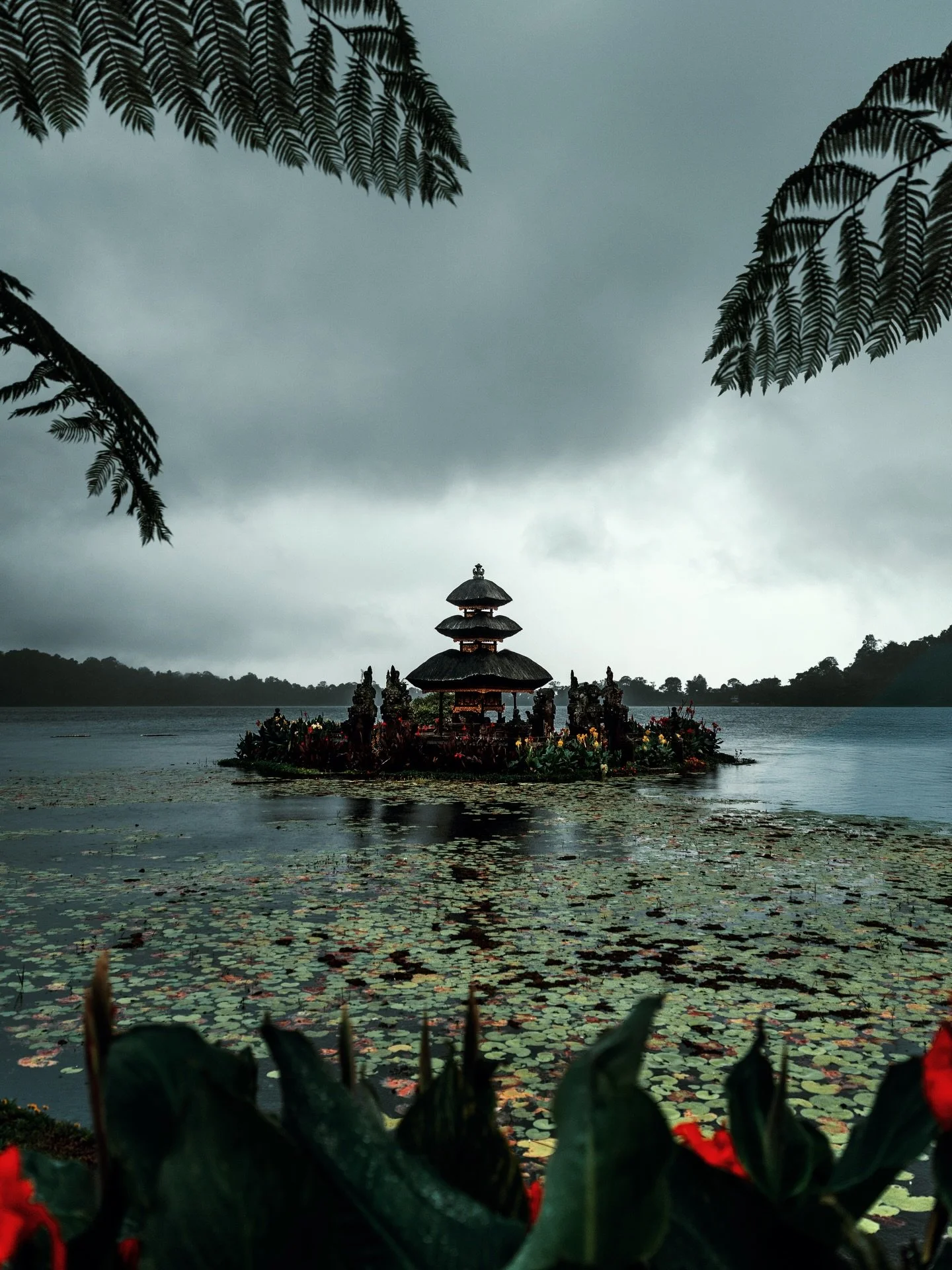 Det vart ein del tempelbes&oslash;k p&aring; Bali og dette var kanskje eit av dei finaste, lokalisert ved vatnet i fjellregionen i nord. 🤩 Dette var ogs&aring; ein av f&aring; dager vi hadde regn n&aring;r vi var ute p&aring; eventyr. 

Litt om temp