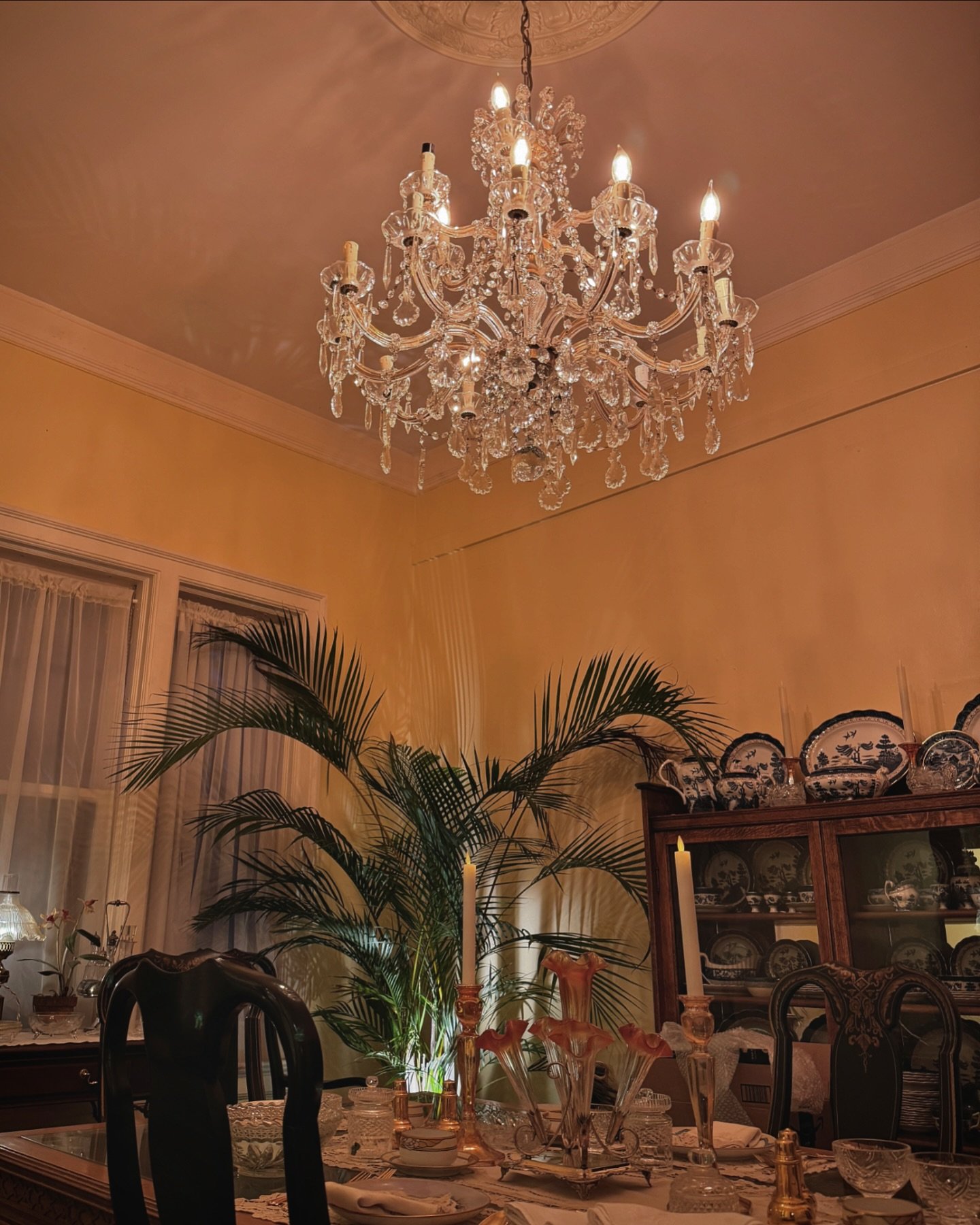 Even at night, the breakfast room still looks cheery