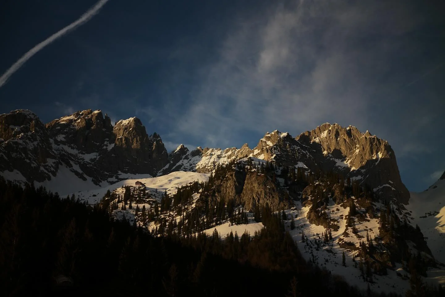 &ldquo;Ferne Berge seh ich gl&uuml;hen!
Unruhvoller Wandersinn!
Morgen will ich weiter ziehen,
Wei&szlig; der Teufel, wohin!&rdquo; 
(Wilhelm Busch)
.
.
.
#alpen #hiking #familytime #tirol #winter #nature #leica #dayinthelife #photography #naturephot