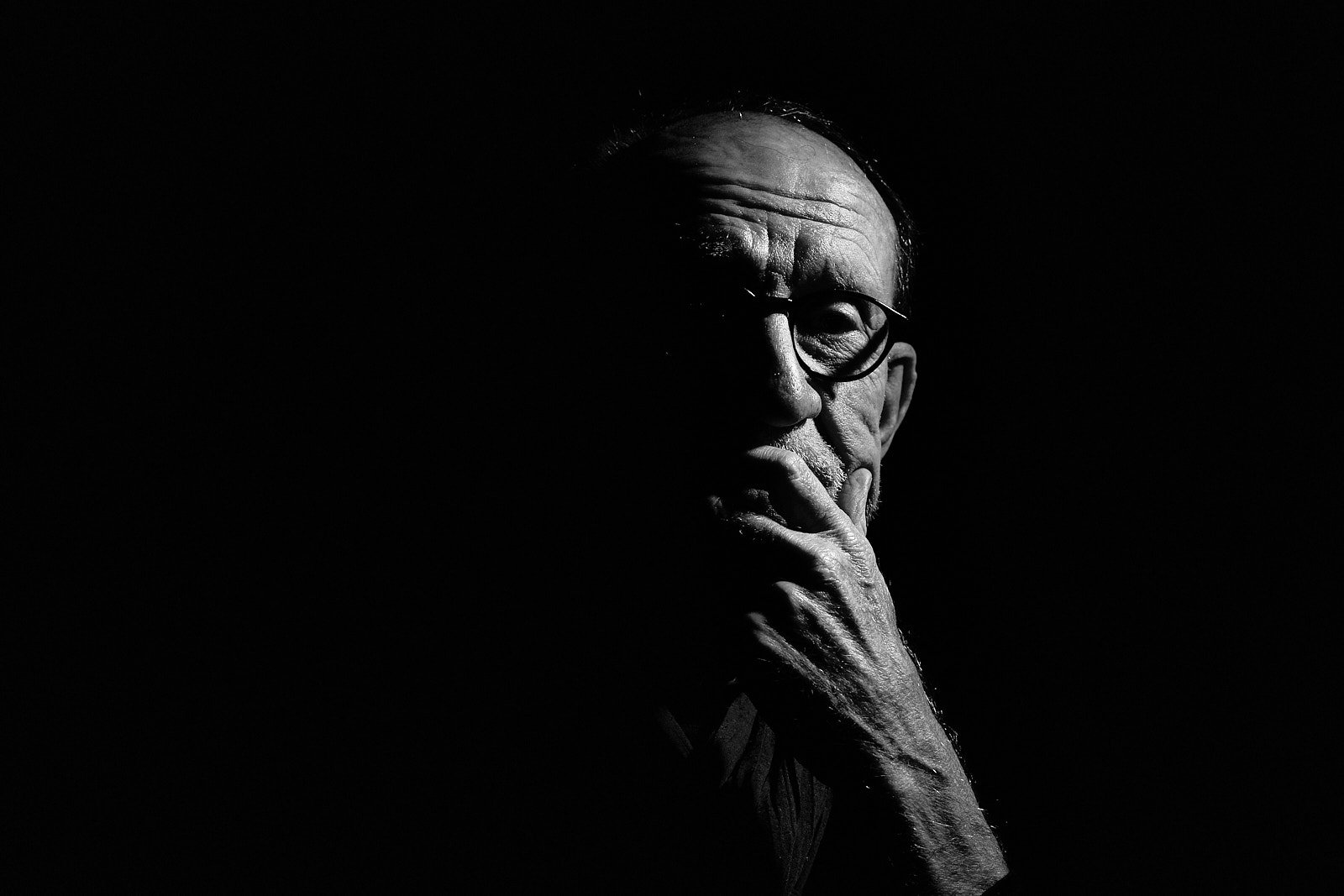 Light and shadow, mystery and depth. Portraits like this tell a story without saying a word. ✨ Who would you like to see captured in this dramatic style? Let&rsquo;s create something unforgettable.