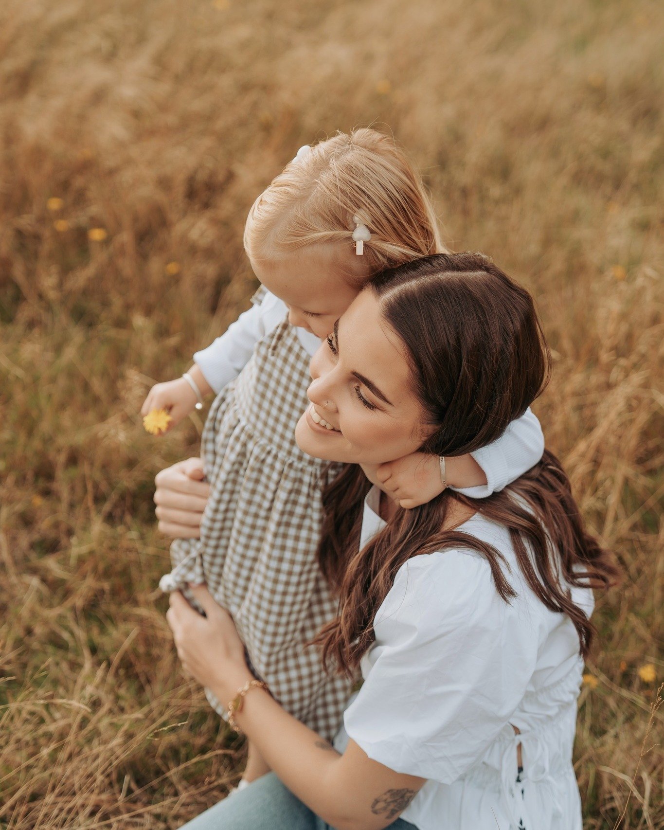 Okay - but like, do moments with your baby girl get much more precious than this? 😍 My sessions are very much prompt led, less of the stand right there and look straight at me, and more of the in-my-head analysis of the light, foreground, background