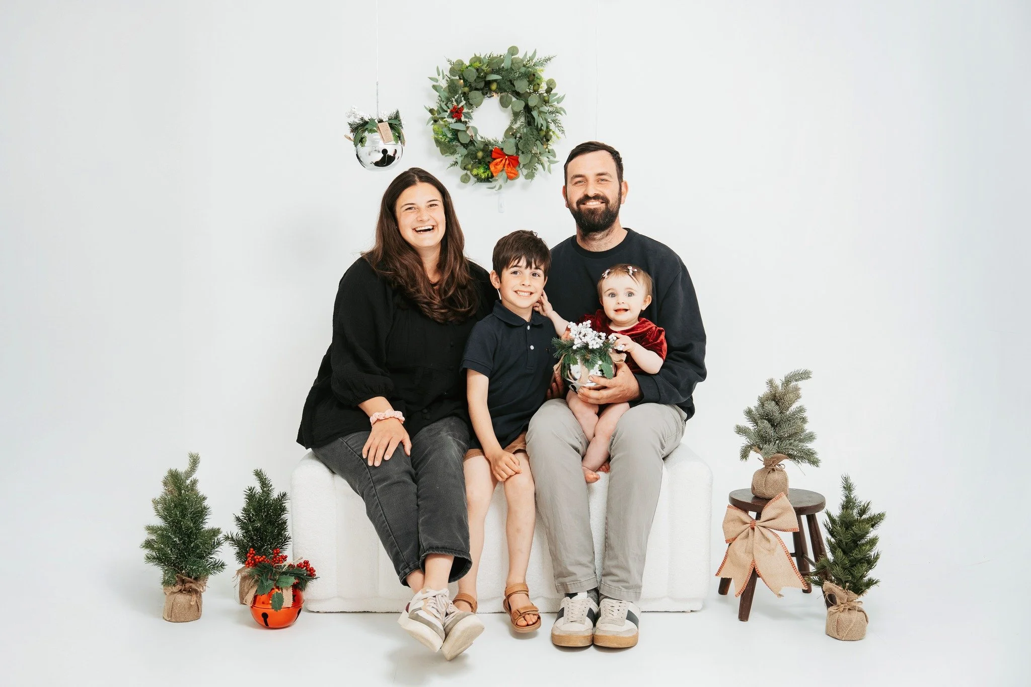 Not gunna lie, getting a full family photo to look fab is waaaaaaay harder than just getting one or two kids to smile at the camera.... but these guys... damn! I am well impressed! Is this not just postcard perfect?