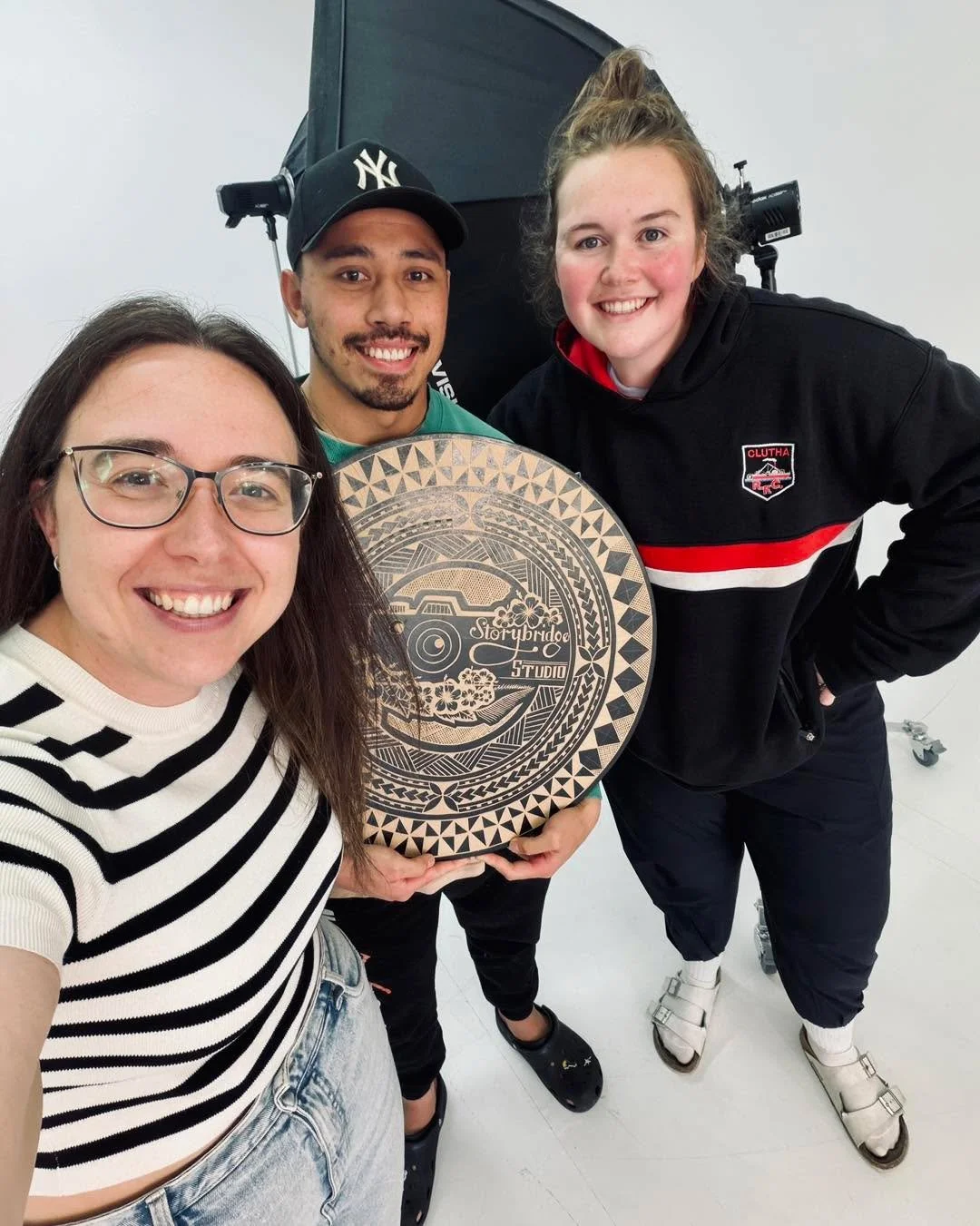 I don&rsquo;t even know how to put this into words properly. 🥹

A couple I photographed recently gifted me this&hellip; completely handcrafted piece, with every part of it holding meaning.

Not just about them, but about connection, strength, balanc