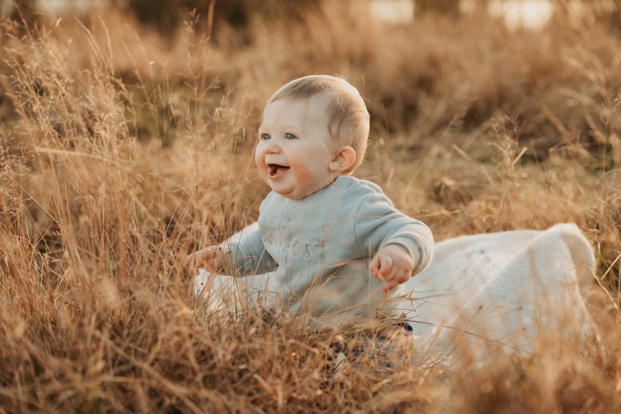 This winter sunset light is genuinely soooo dreamy! 🌅

Definitely take this as your sign not to rule out a gorgeous winter sunset session for you and your family. The soft golden light, crisp air, and beautiful winter colours make these sessions fee