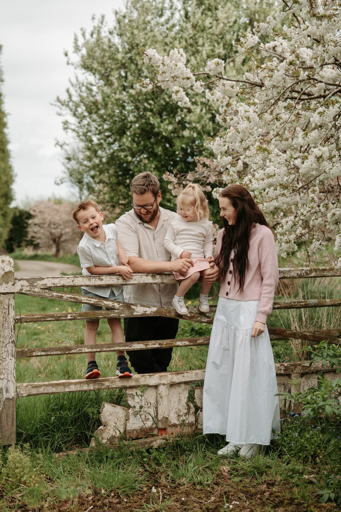 I just cannot express how much I am in love with these Spring Minis! 🌸

I am just so grateful to have the most supportive clients ever! It has been a team effort finding the best spots and working around ever changing weather, and I could not be mor