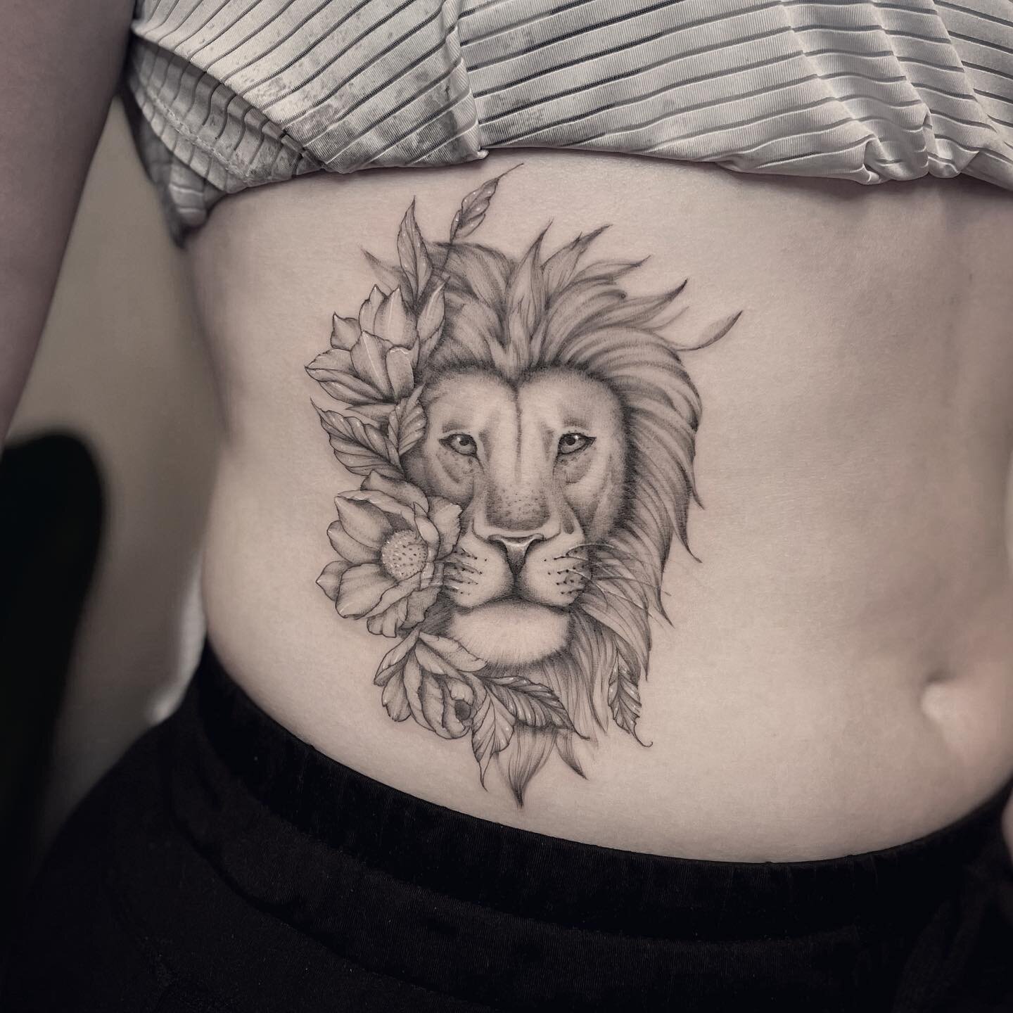 .
🦁🌸
.
.
.
#tattoo #liontattoo #minneapolistattooartist #mntattooers #finelinetattoo #floraltattoo #tattooideas #tattoodesign