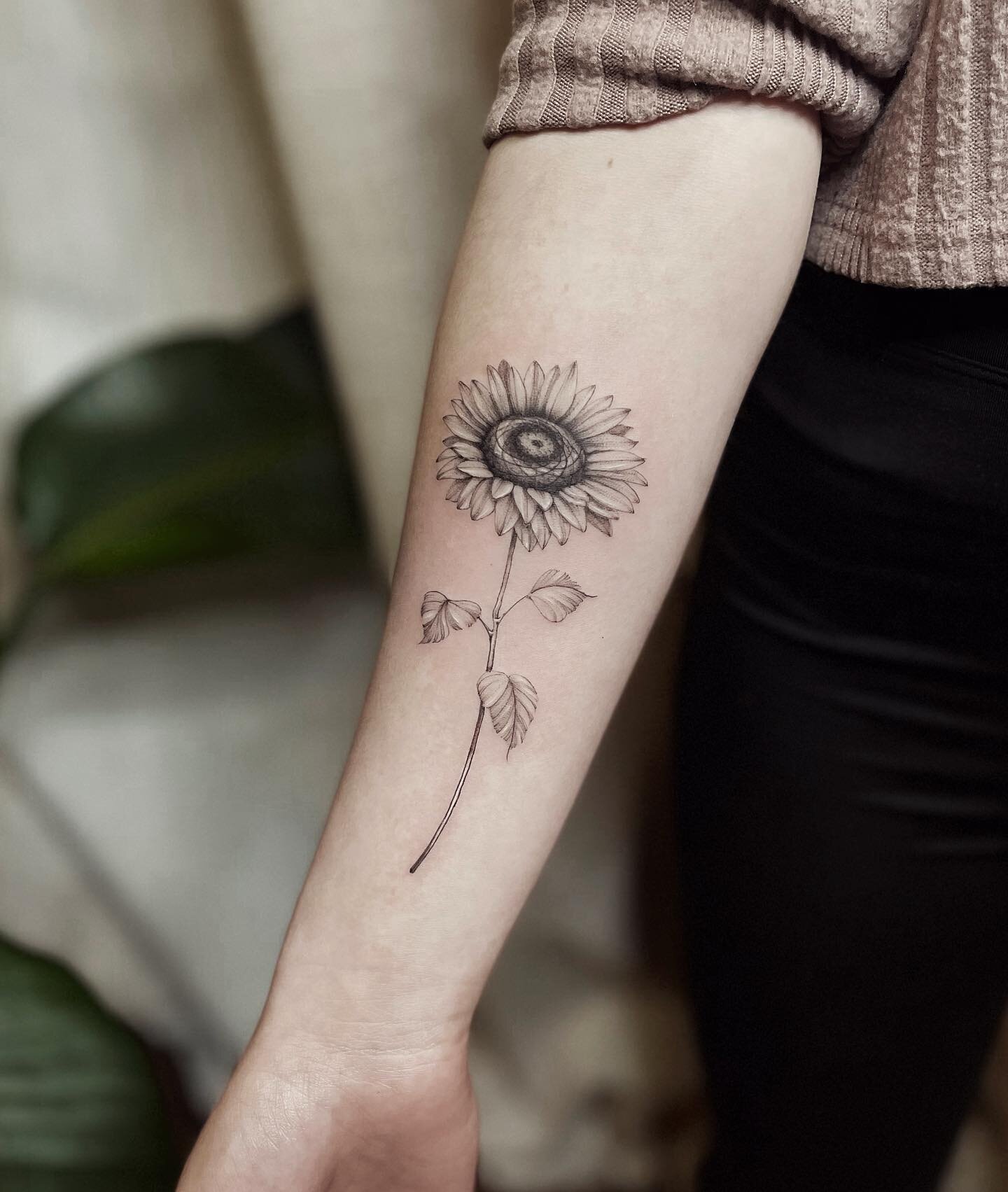 .
🌻
.
.
.
#sunflowertattoo #floraltattoo #finelinesunflower #finelinetattoo #tattooideas #mntattooer #minneapolistattooartist