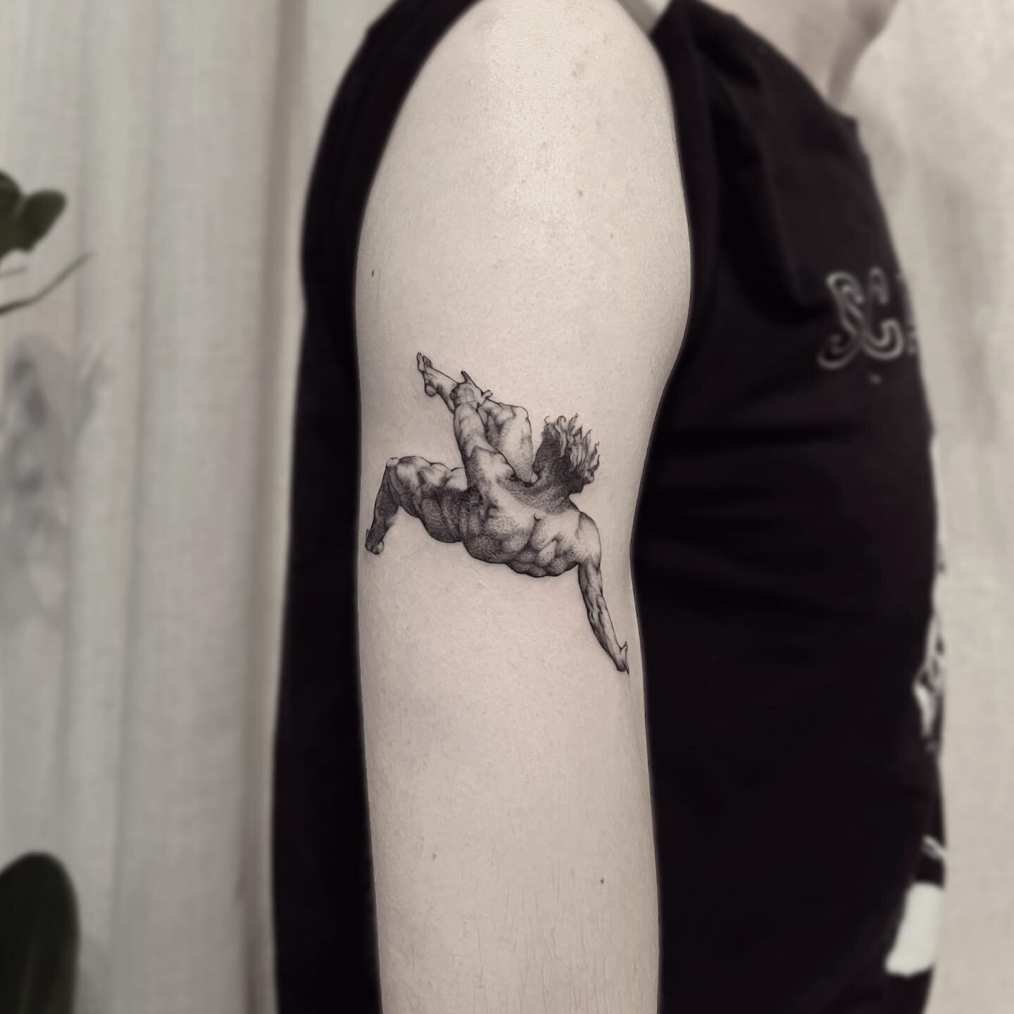 .
Icarus
.
.
.
#Icarustattoo #finelinetattoo #dotwork #mntattooer #minneapolistattooartist #bishoprotary