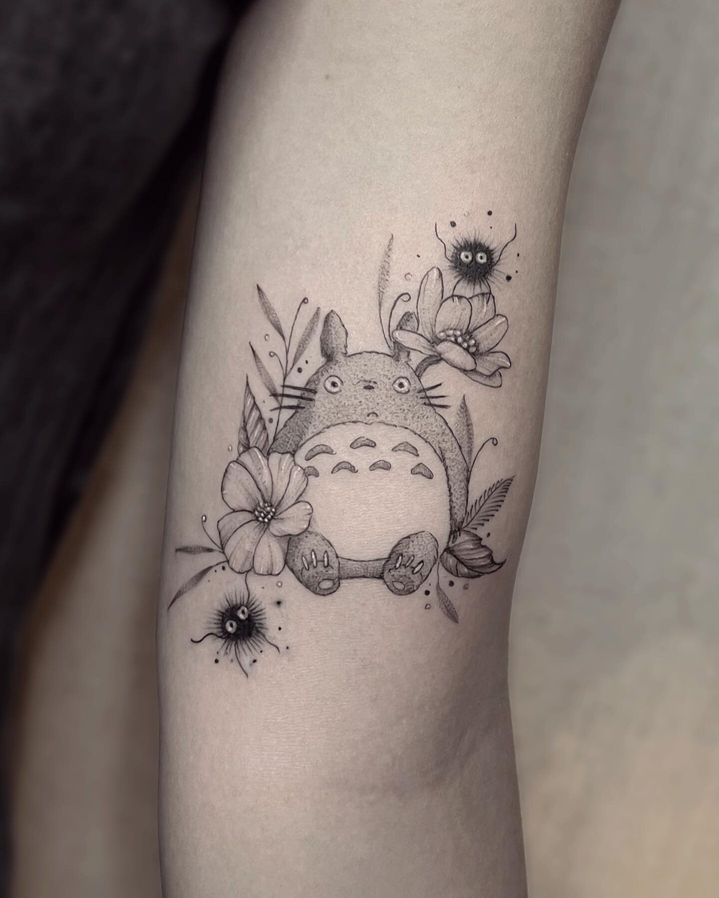 .
Totoro
.
.
.
#ghiblitattoo #totorotattoo #finelinetattoo #floraltattoo #mntattooer #minneapolistattooartist #tattoodesign #tattooideas
