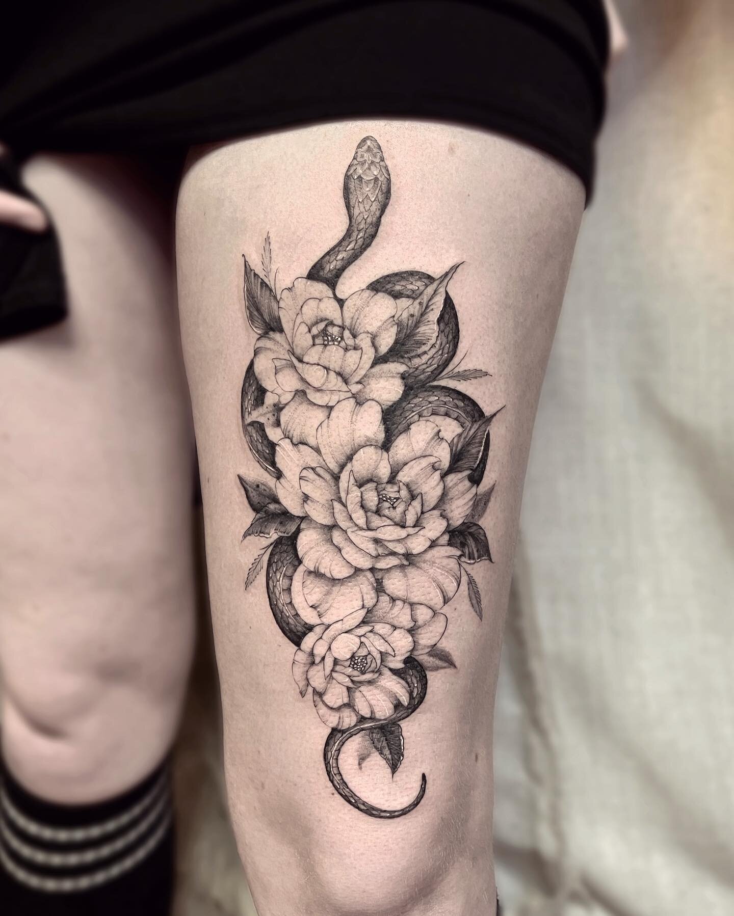 .
Another day another snake
.
.
.
#snaketattoo #peonytattoo #thightattoo #snakeandflowertattoo #finelinetattoo #mntattooers #minneapolistattoo #minneapolistattooartist #tattoodesign #tattooideas