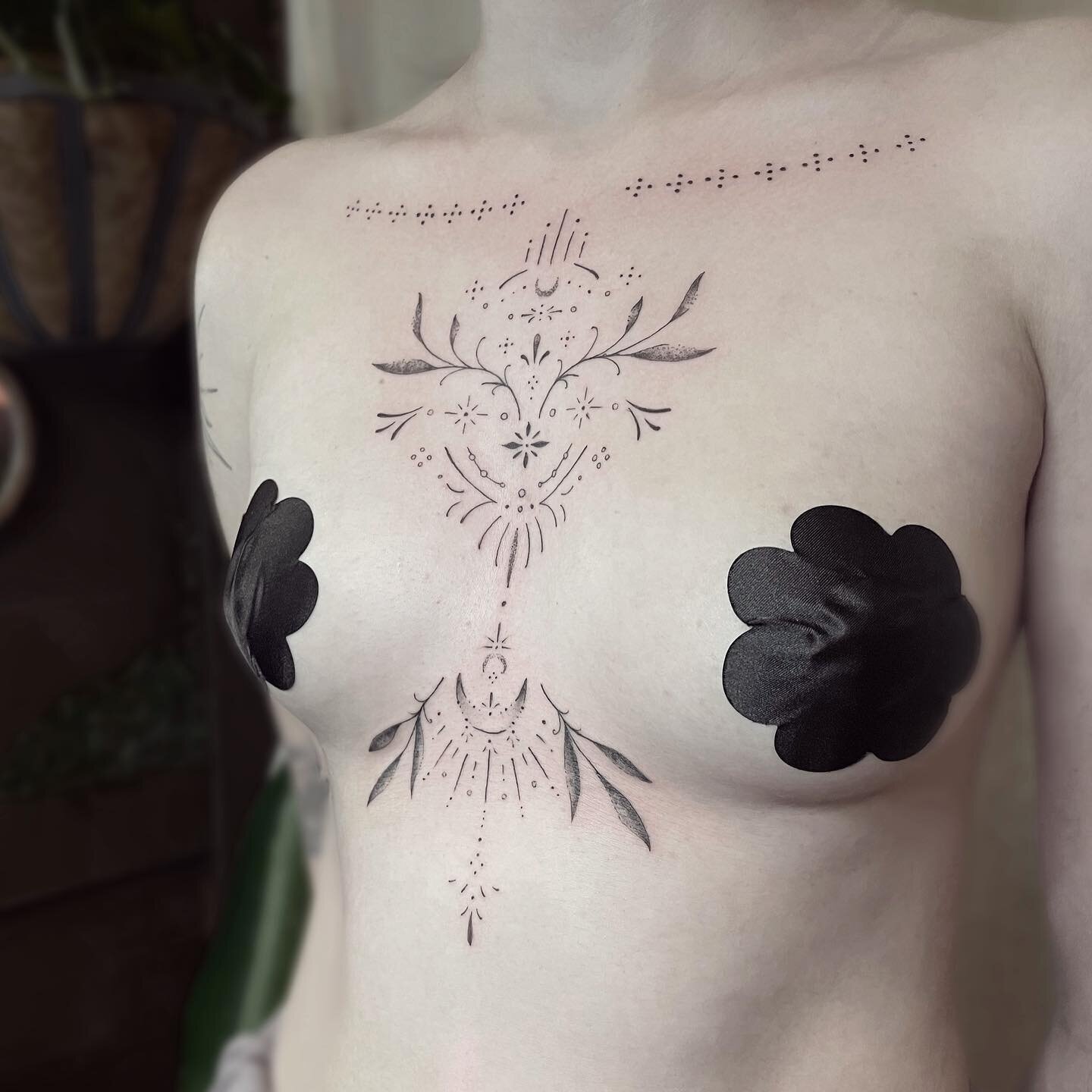 ,
Ornamental
.
.
.
#ornamentaltattoo #sternumtattoo #finelinetattoo #mntattooers #minneapolistattooartist #tattooideas #chesttattoo #underboobtattoo
