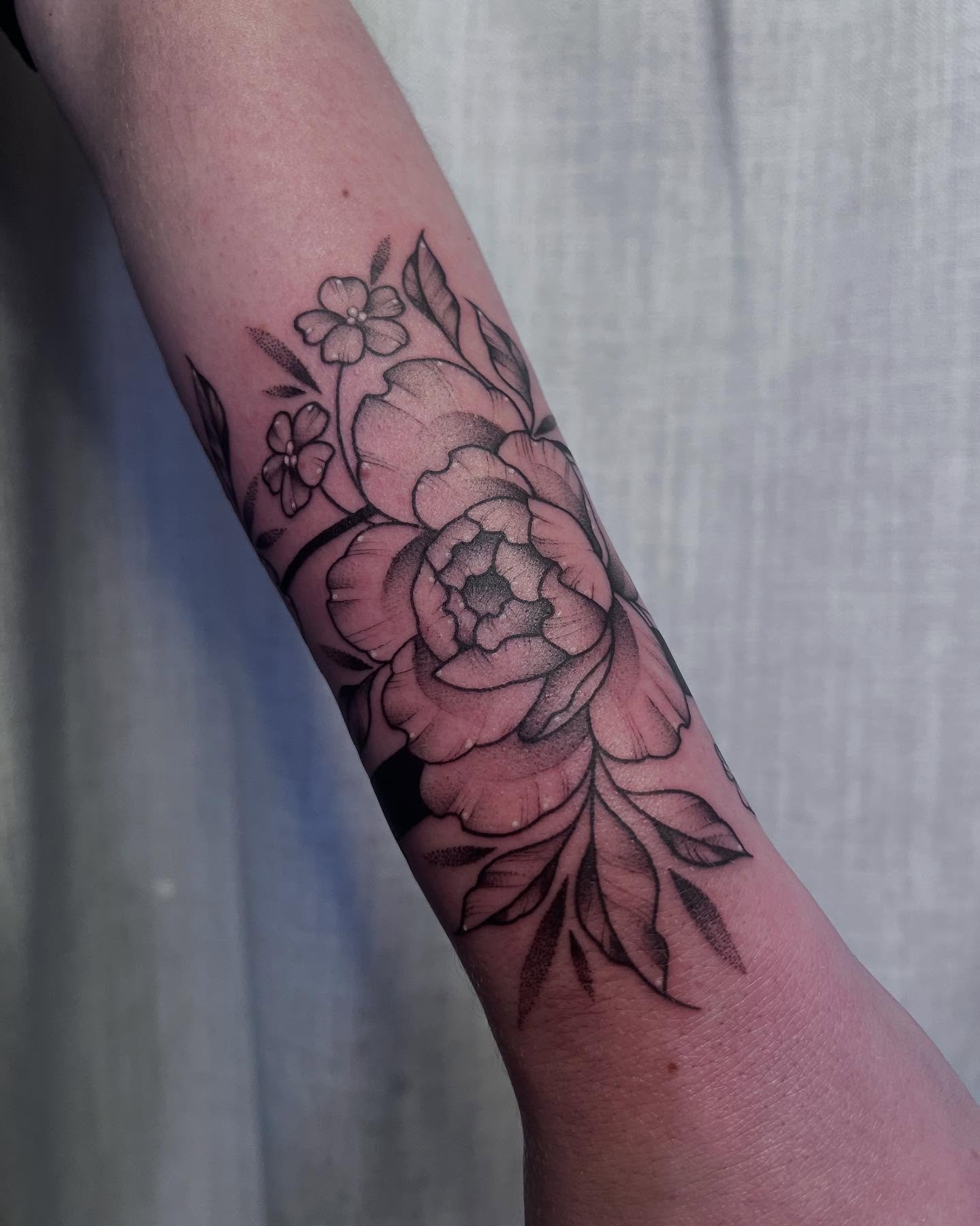 Floral banding from last week✨🌸💐

-
Books open for May and June📖
-

#mntattooers #floraltattoo #bandingtattoo #blackworkerstattoo #peonytattoo