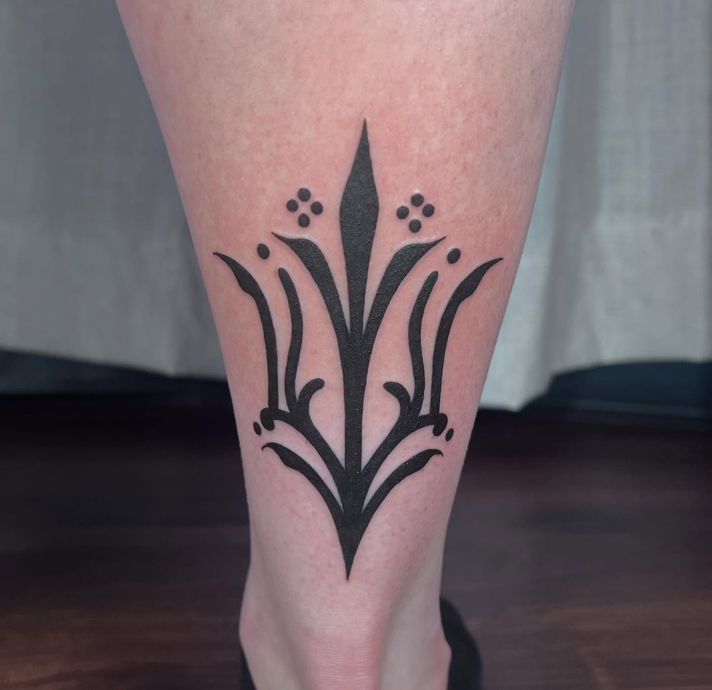 Symmetrical ornaments from my flash🥰 

Right side is fresh ✨
Left side is 1 week into healing ✨

More ornaments please!🥰

-
#mntattooers #mnfemaletattooartist #ornamenttattoo #blackworktattoo #symmetrytattoo