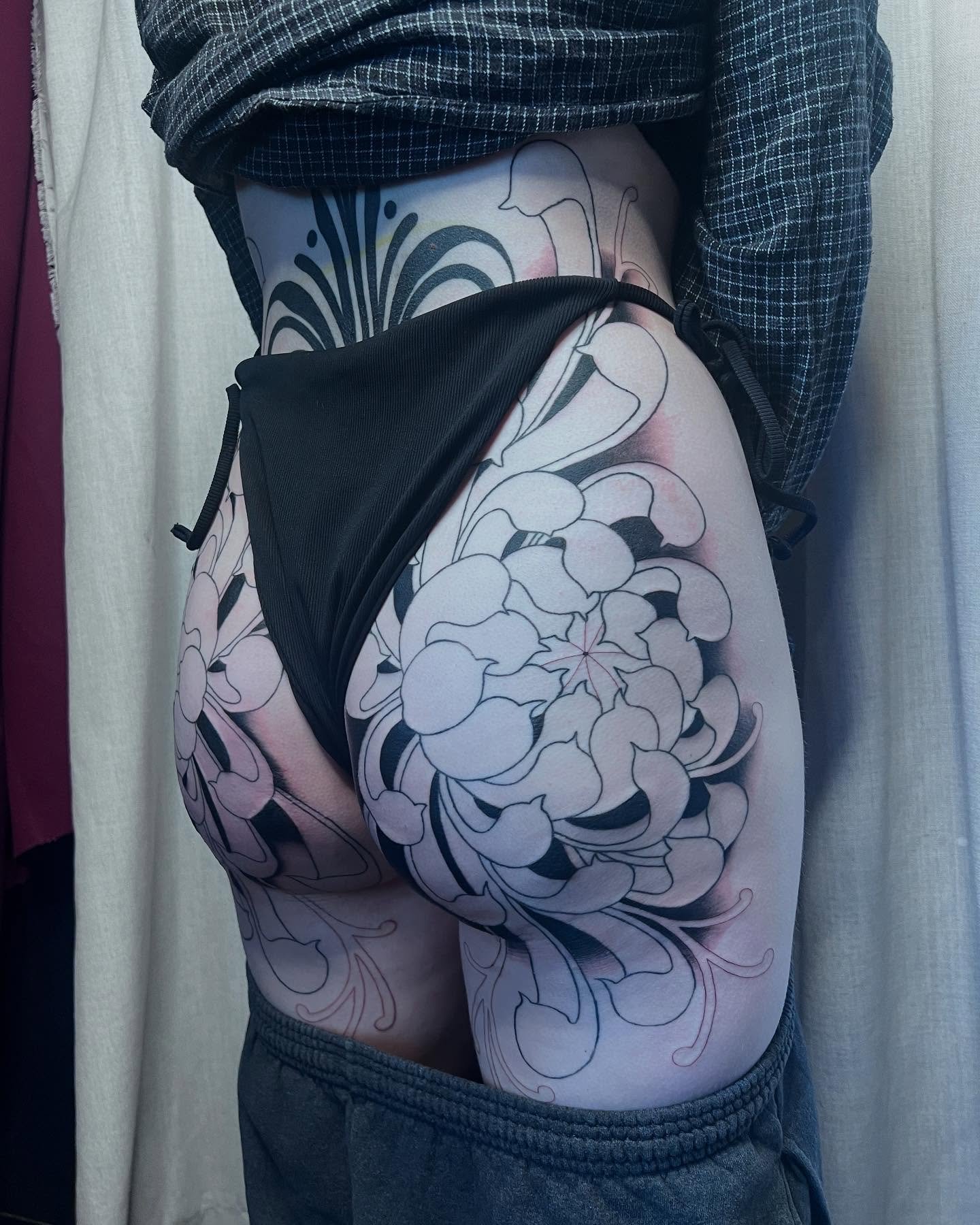 Another ongoing project for one of my awesome long time client✨ 3 sessions in 🥰 excited to continue working on this piece ✍🏼

-
Lines and back Ornament healed🫡
-

#mntattooers #femaletattooartists #ornamentaltattoo #butttattoo #blackworktattoo #ch