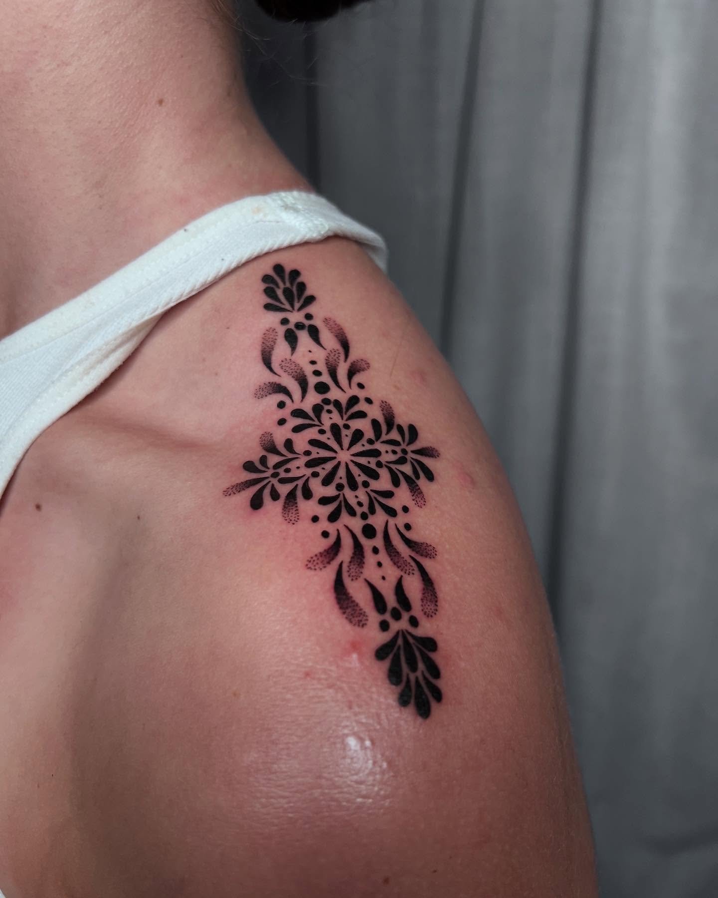 Symmetrical ornaments on top of the shoulders 🥰 Absolutely adore how these came out ✨

-
Healed  Ocelot 1 year and 5 months ✨
-

-
#mntattooers #femaletattooartist #stippletattoo #dotworktattoo #ornamentaltattoo