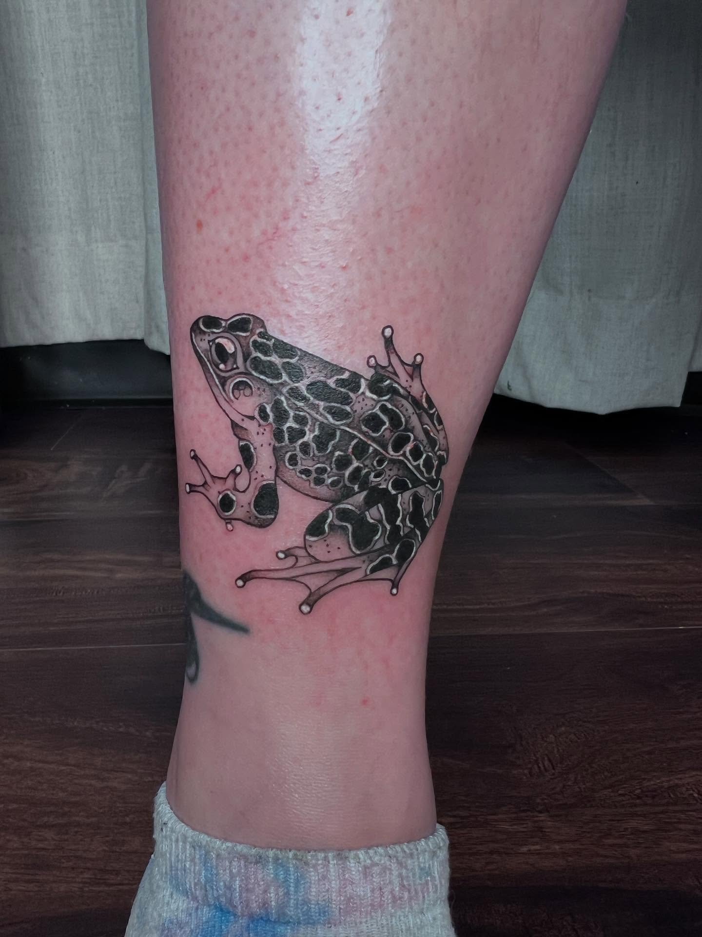 Critter friends 🐸✨ 

-
#mntattooers #femaletattooartist #crittertattoo #frogtattoo #sturgeontattoo #blackandgreytattoo