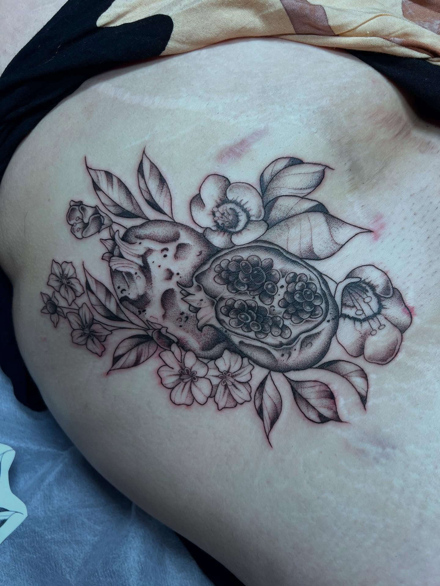 Rotting pomegranates on the hip✨ I would love to do more like this🥰
-

Books open📖 July and August 

-
#mntattooers #femaletattooartist #pomogranatetattoo #stippletattoo #blackandgreytattoo