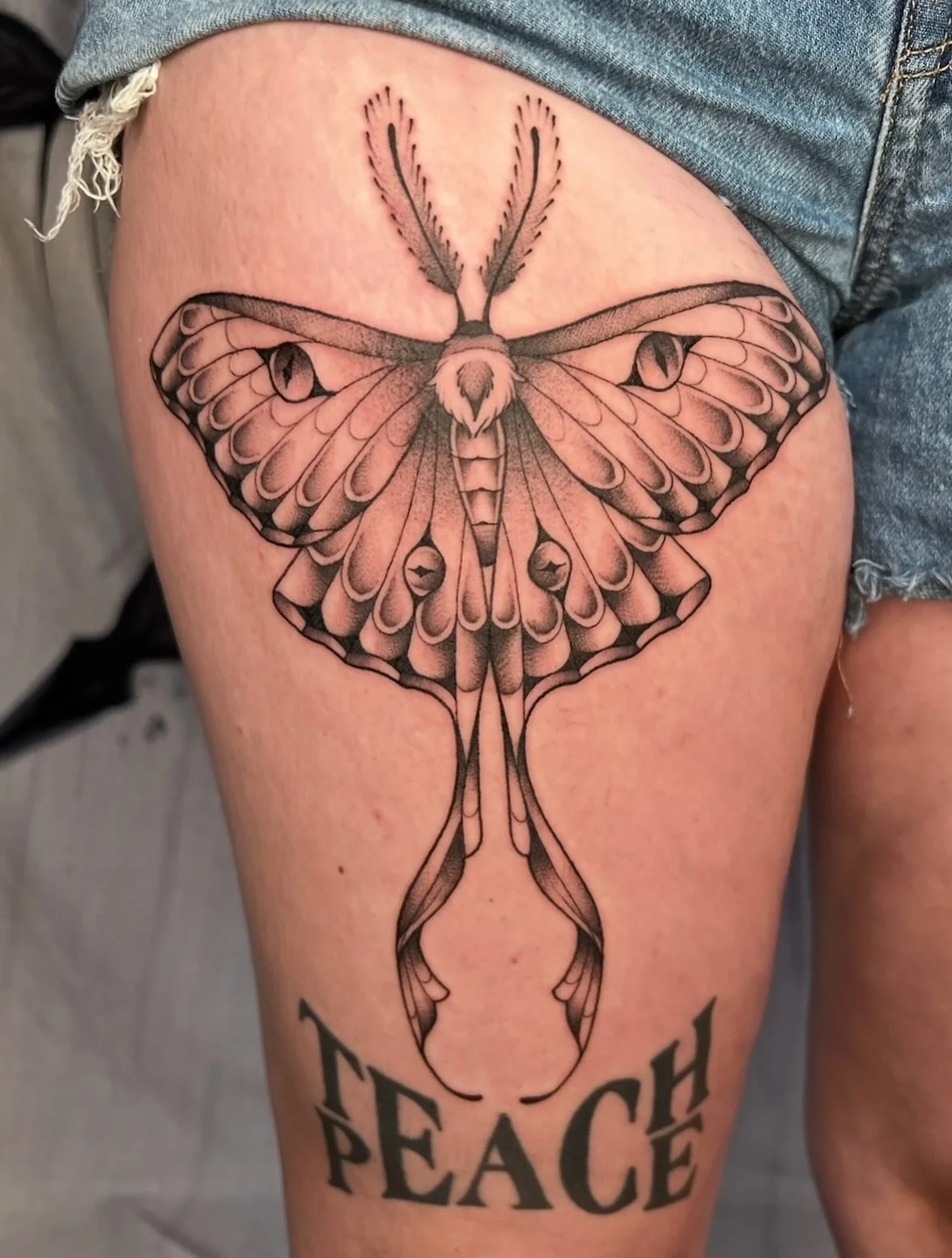 A moth on the top of the thigh! 

Lettering not done by me 

Books are open for October and November 📖!

-
#mntattooers #mnfemaletattooartist #blackandgreytattoo #blackandgreyartist #minneapolis #uptownminneapolis #tattoo #mothtattoo #inscecttattoo