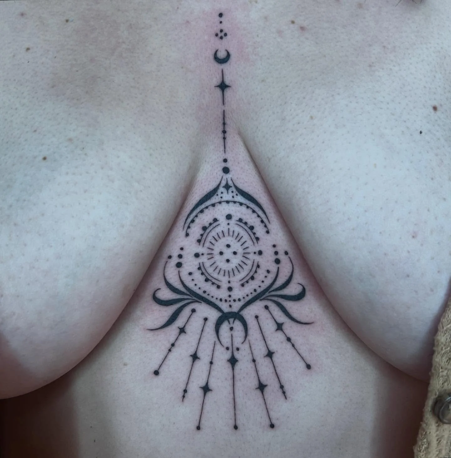Another ornamental sternum piece! I always adore how these turn out🖤☺️

Books are open for November!📖
- 
#mntattooers #mnfemaletattooartist #blackandgreytattoo #blackandgreyartist #minneapolis #uptownminneapolis #tattoo #ornamentaltattoo #sternumta