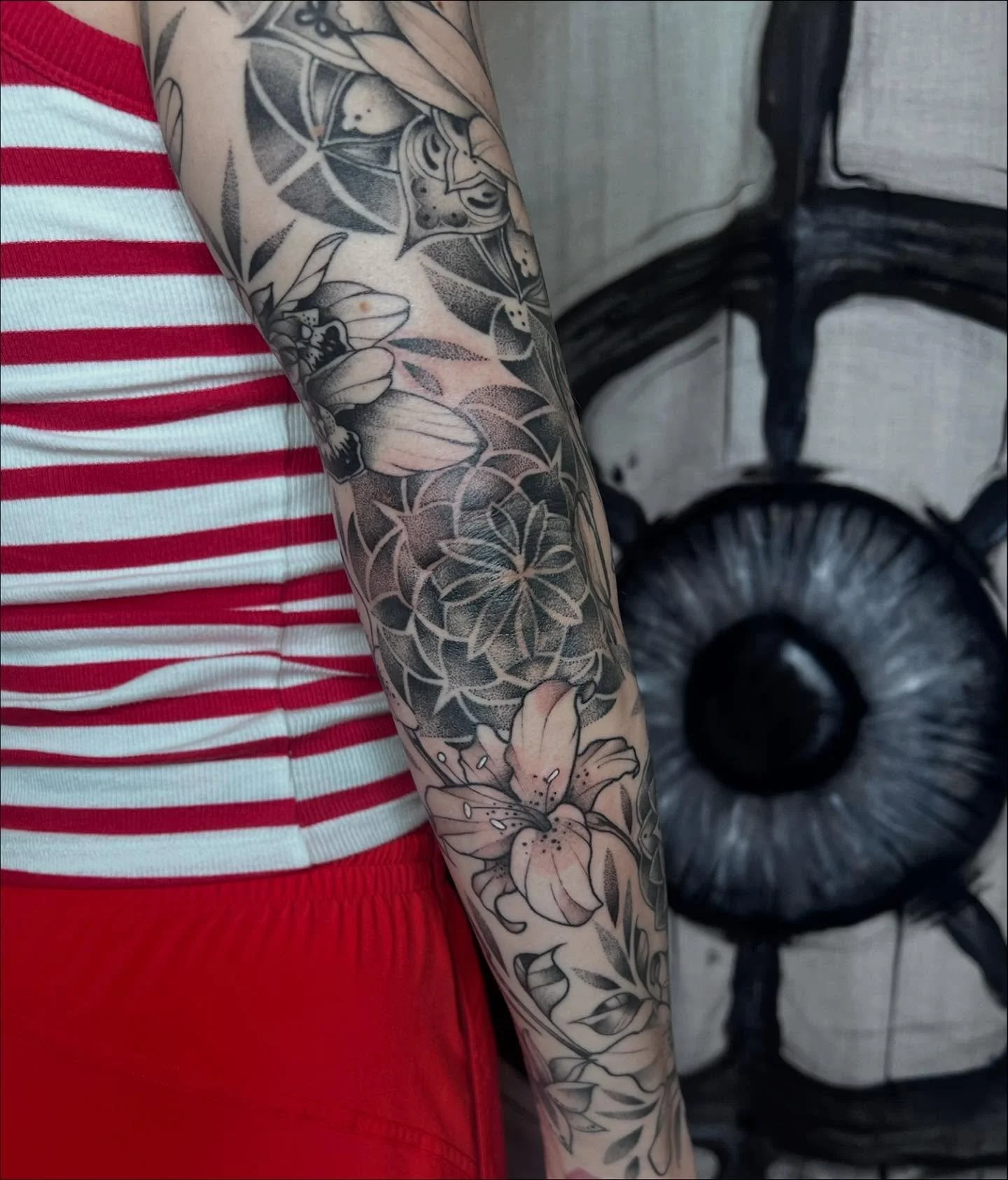 Finished this beautiful piece 🖤 

More projects like this pretty please!

Books are open for November and December!📖
- 
#mntattooers #mnfemaletattooartist #blackandgreytattoo #blackandgreyartist #minneapolis #uptownminneapolis #tattoo #ornamentalta