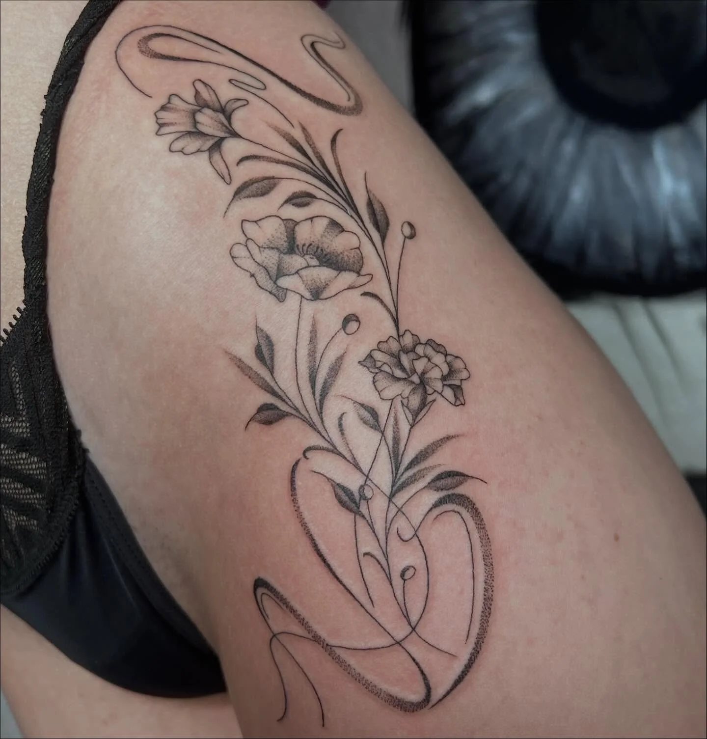 Semi abstract floral on the hip 🩶

Books are open for December!📖

DM to book or click the link in my bio!🔗

-
#mntattooers #mnfemaletattooartist #blackandgreytattoo #blackandgreyartist #minneapolis #uptownminneapolis #tattoo #floraltattoo #botanic
