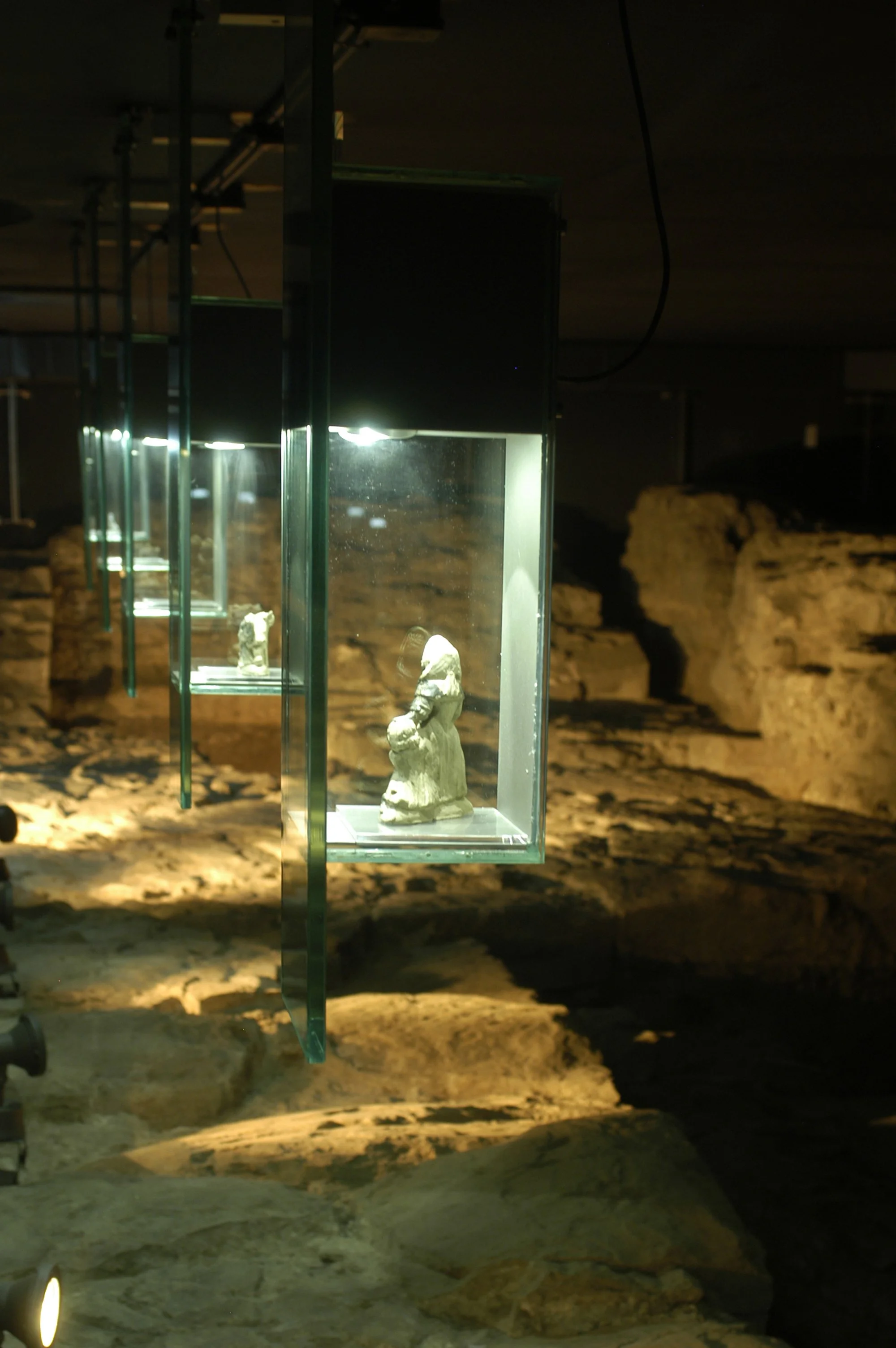 socle verre suspendus.jpg