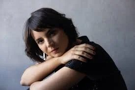 FRI 8 & 9:30 - Sara Serpa