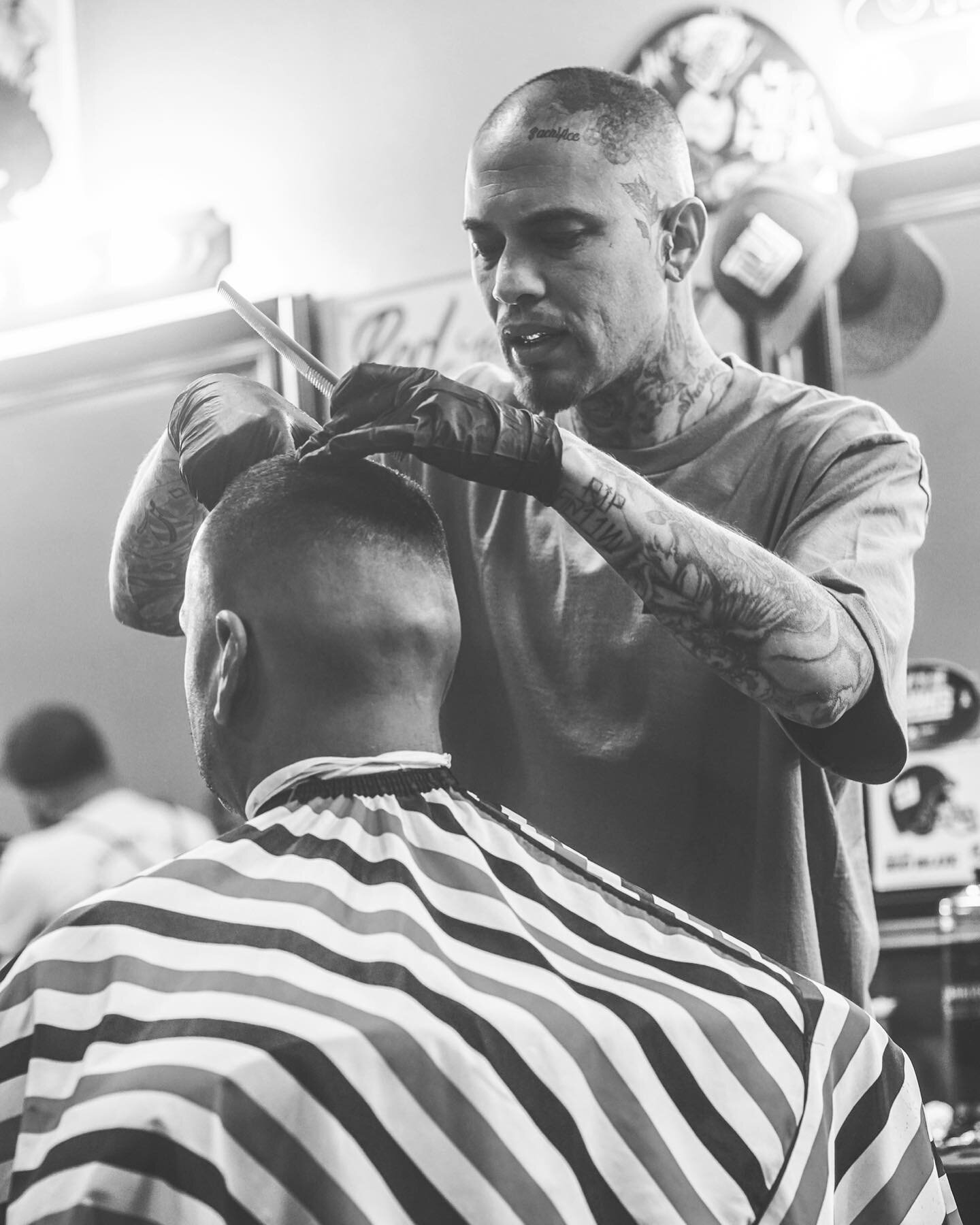 Attention to detail is always provided with every haircut done at the office&hellip; 
REDTHEBARBERSJ.COM
📸 @35mmallie 

#sanjose#losangeles#sanfrancisco#sandiego#newyork#florida#haircuts#fades#tapers#lines#razoredge#power#force#tommy#50cent#starz#st