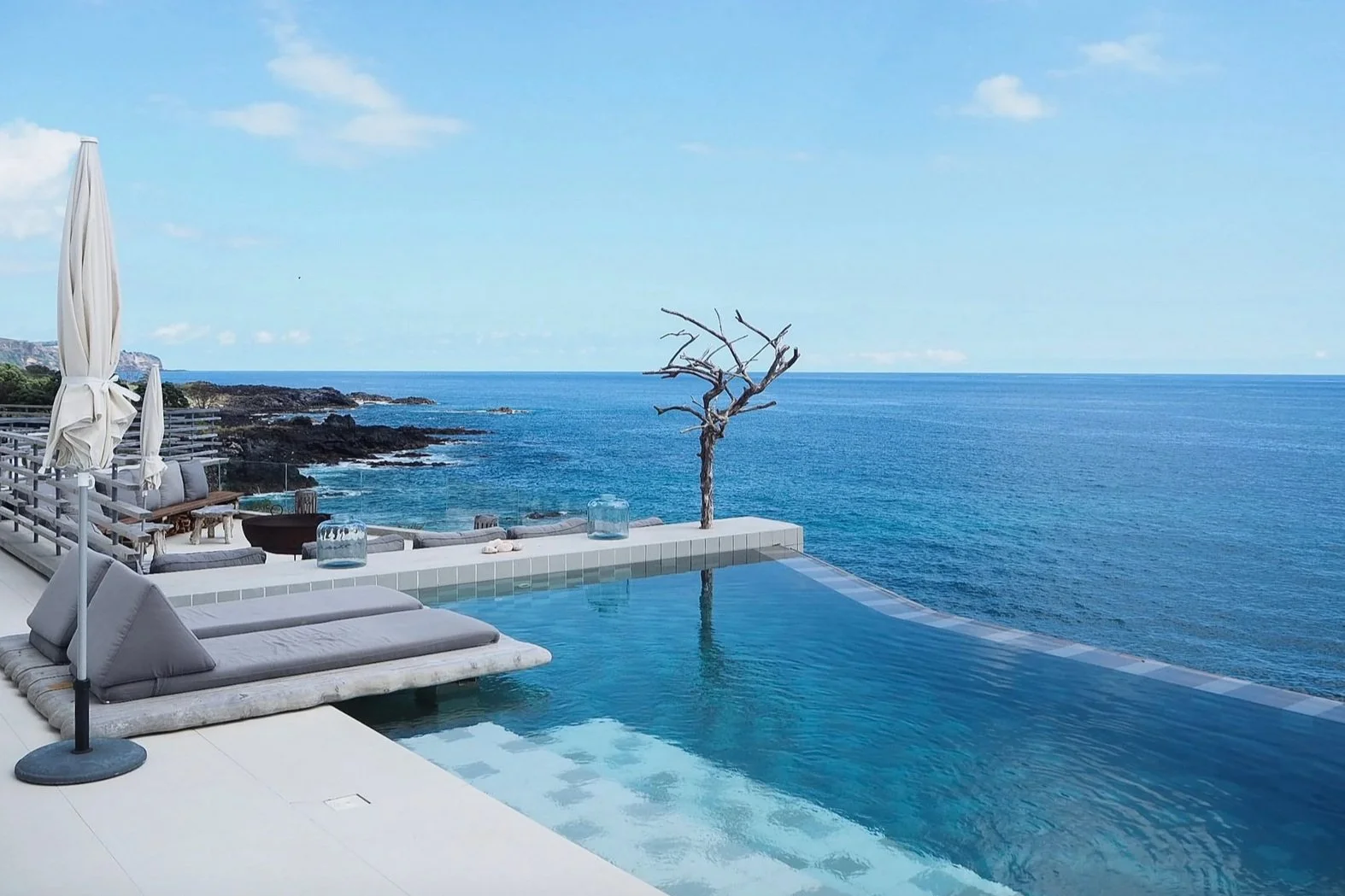 WHITE Exclusive Suits &amp; Villas