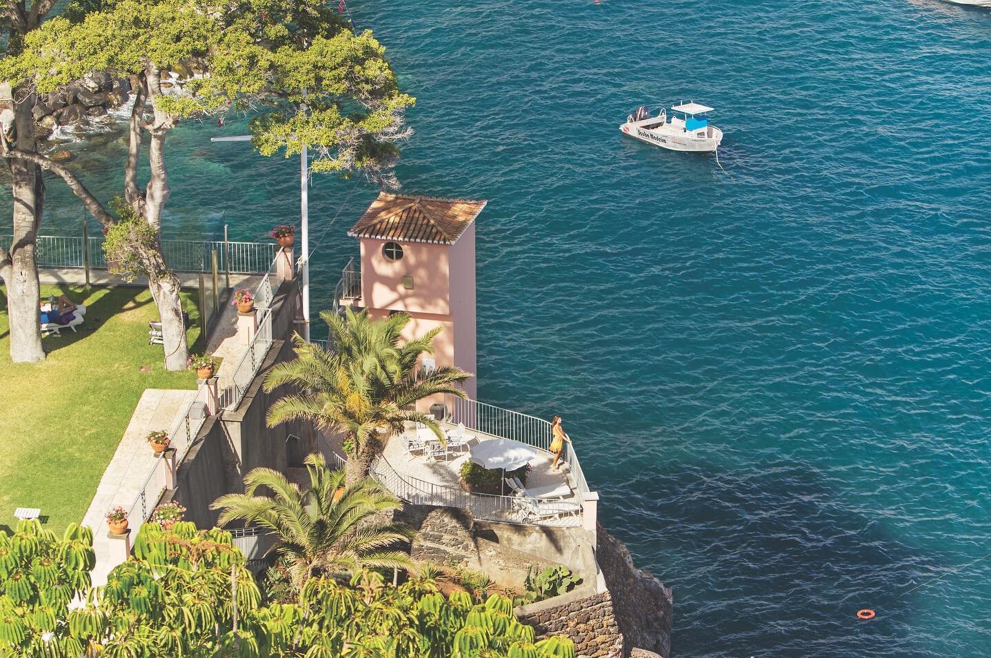 Welcome to Reid&lsquo;s Palace - A Belmond Hotel. Discover this unique place with rich history in our new article.
.
Link in Bio
.
Pictures: Armando Jorge Mota Ribeiro
.
#tasteofportugal #tasteofmadeira #madeira #portugal