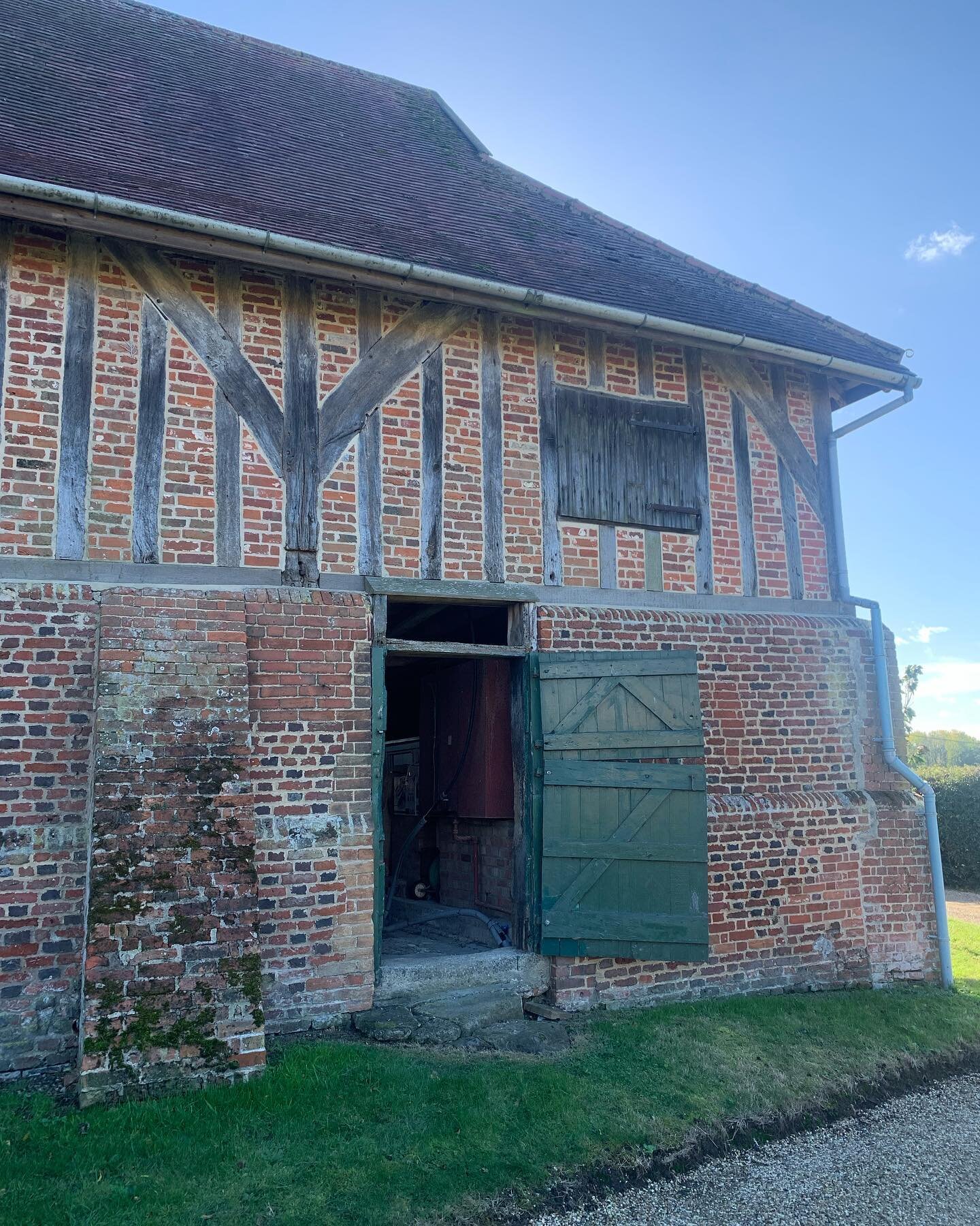 A good old Suffolk barn. 

#propertymanagement #propertymanager #suffolk #suffolkcounty #suffolkspots #barnconversion #barn #barnhouse #propertyconcierge