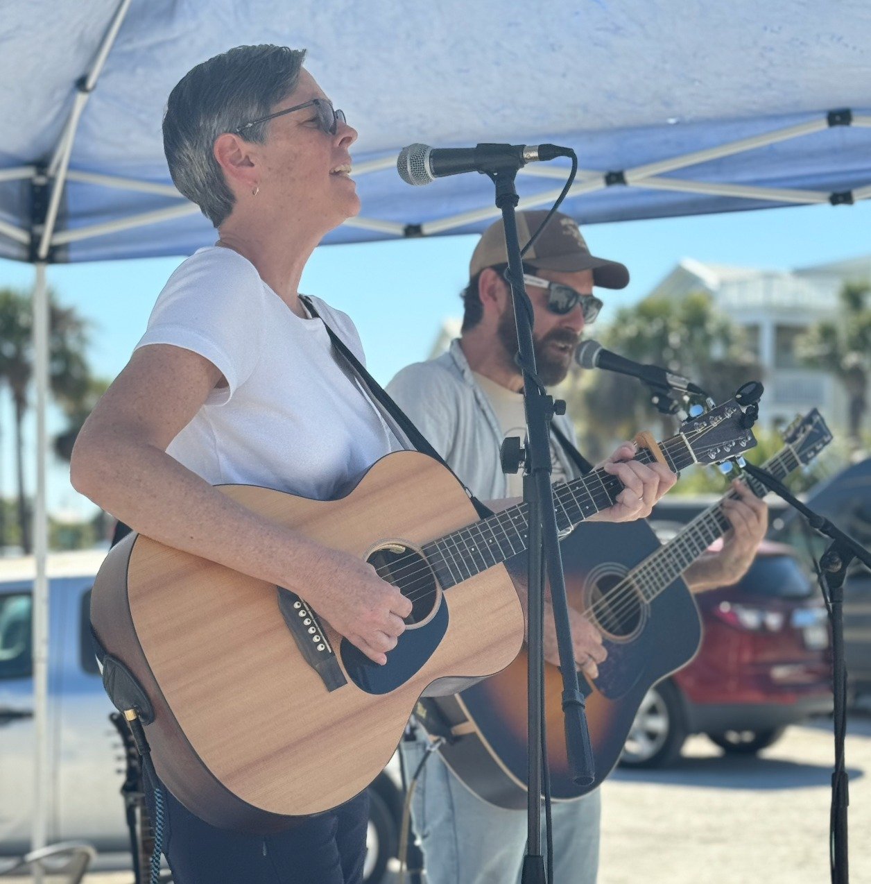 Here's another shot from the Isle of Palms Songwriter's Festival, with Becca in focus because today's her birthday! Everyone get in here and wish her happy birthday! 🥳