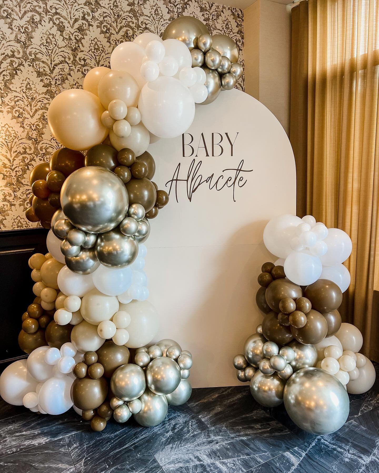 A closer look at the details from yesterday&rsquo;s boho safari themed baby shower 🐆🤍

Centerpieces/Dessert Table Styling/Backdrop/Balloons: @gingerlystyledevents 
Desserts:  @cupcakesistersbakery 
Venue: @favaitaliano 

#babyshowers #babyshoweride