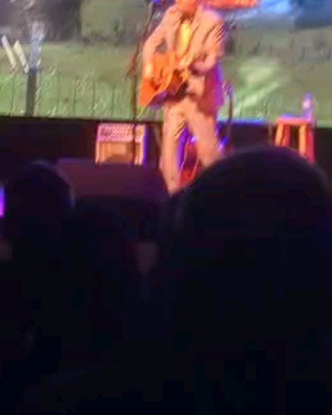 Just saw Scott Miller and Robbie Folks at the Kent Stage tonight. Proving it can still be done with an acoustic guitar and a harmonica. 

#scottmiller #country #concert #songwriter #kent

I know the quality is bad. I had to steal the video from old m