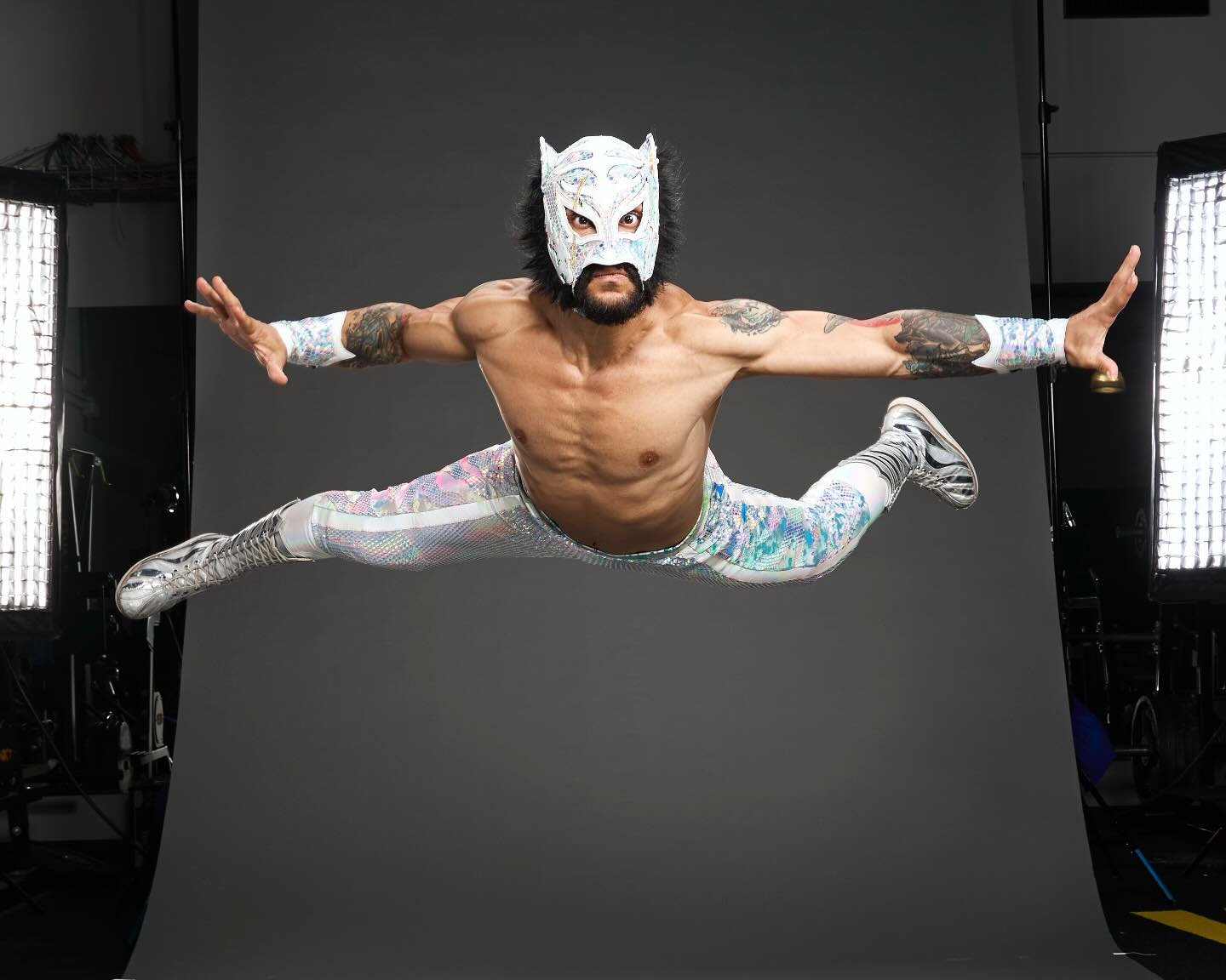 Let&rsquo;s jump into the weekend like a pro! Stay #luchalit #meow 

📸 @andreakellawayphotography
