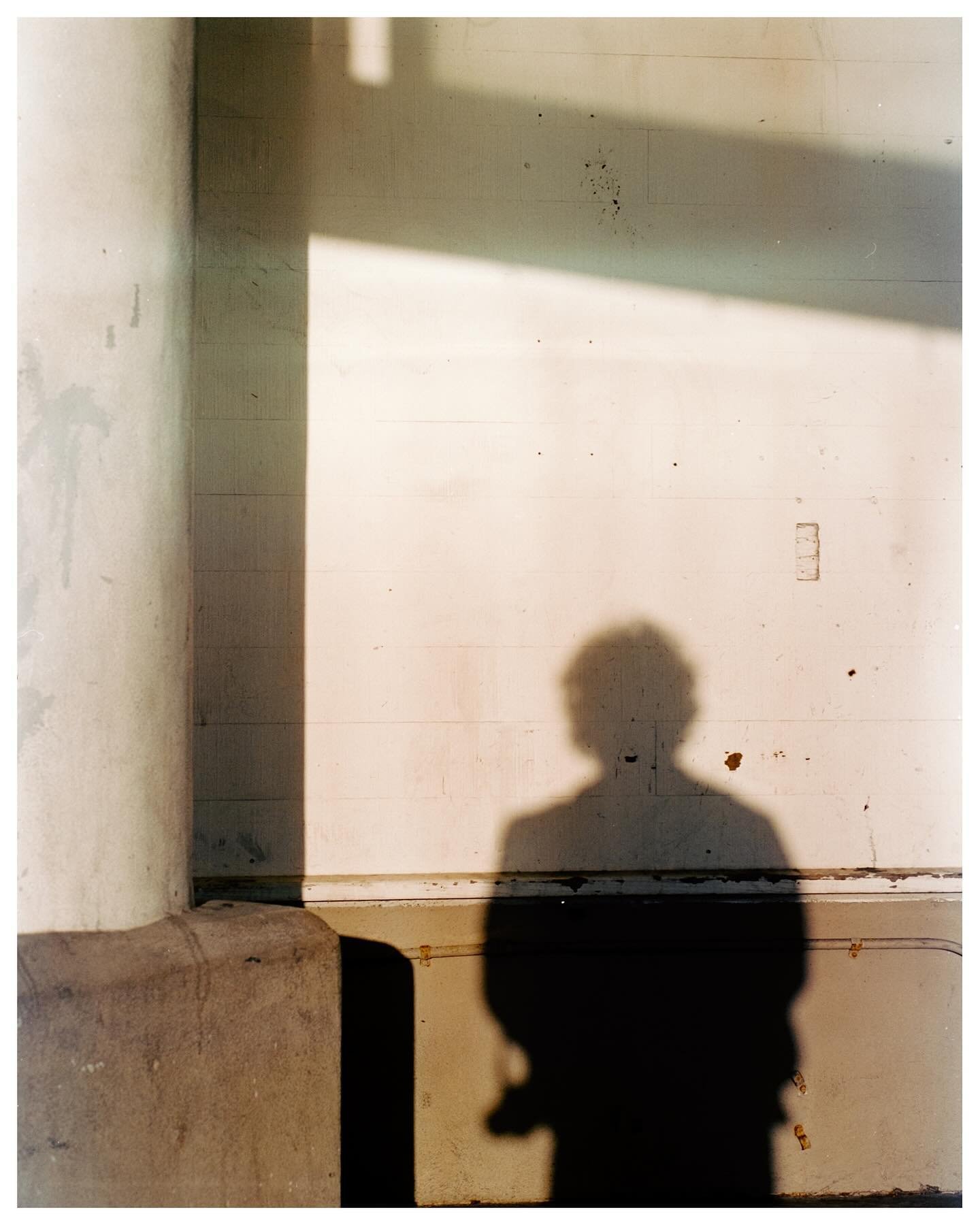 Interrumpiendo nuestro programa regular para mostrarles &ldquo;Las que se me olvidaron postear&rdquo; 

San Francisco 2022, en #kodakportra 400VC 220 exp.2003 
&bull;
&bull;
&bull;
&bull;
&bull;
&bull;
&bull;
&bull;
#expiredfilm #expiredfilmgallery #
