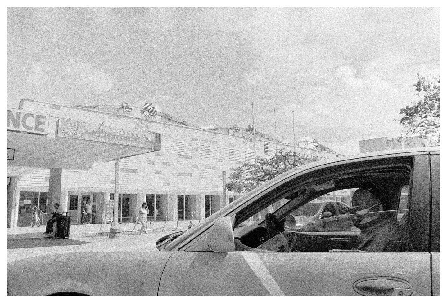 De los &uacute;ltimos dos rollos que tir&eacute; en R&iacute;o. Un Tmax 3200 expirado de hace unos a&ntilde;os y un Tmax 3200 expirado de hace como 20 a&ntilde;os. S/o a @bobcvl300 por proveer el Tmax menos expirado. 
&bull;
&bull;
&bull;
&bull;
&bul