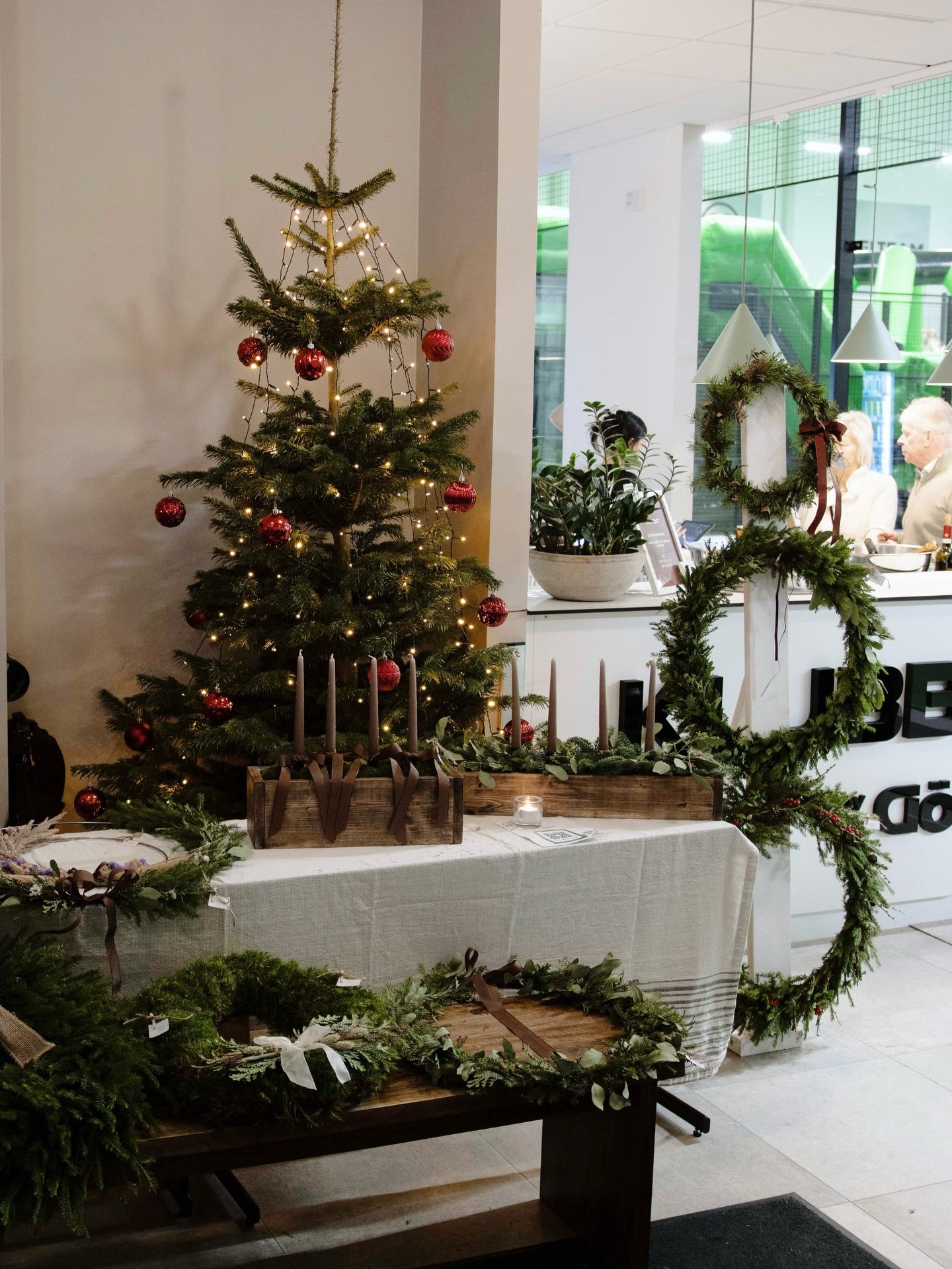 NOVENT AW - mer &auml;n 150 matbest&auml;llningar, fantastiska @blomsterstjalkar &amp; @tummenuppuf som s&aring;lde sina hantverk , imponerande padel &amp; en riktigt mysig st&auml;mning sista torsdagen f&ouml;r november m&aring;nad! 🎄 Tack till all