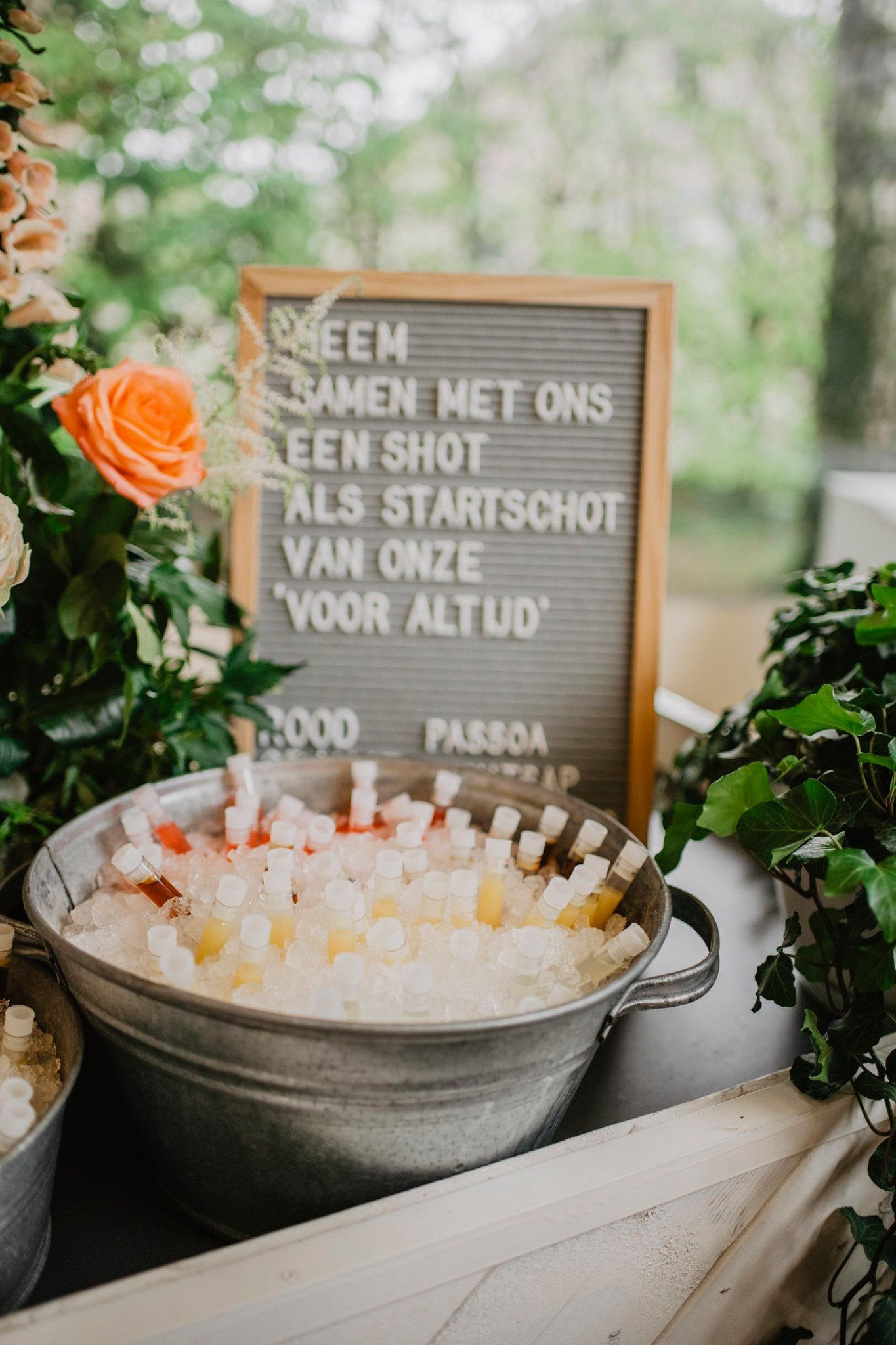 Shots in emmer ijs met bloemen als inkleding en startschot van een persoonlijke huwelijksceremonie in Kioskafé, Poppel
