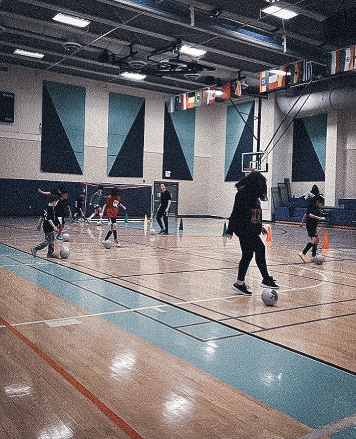 Building strong foundations for the future of soccer! 🙌 Futsal training isn't just for fun, it's an essential tool for younger players to develop their skills and technique.

 #TrainFutsal #Yfutsal 
#StrongFoundations #YouthSoccer #futsal