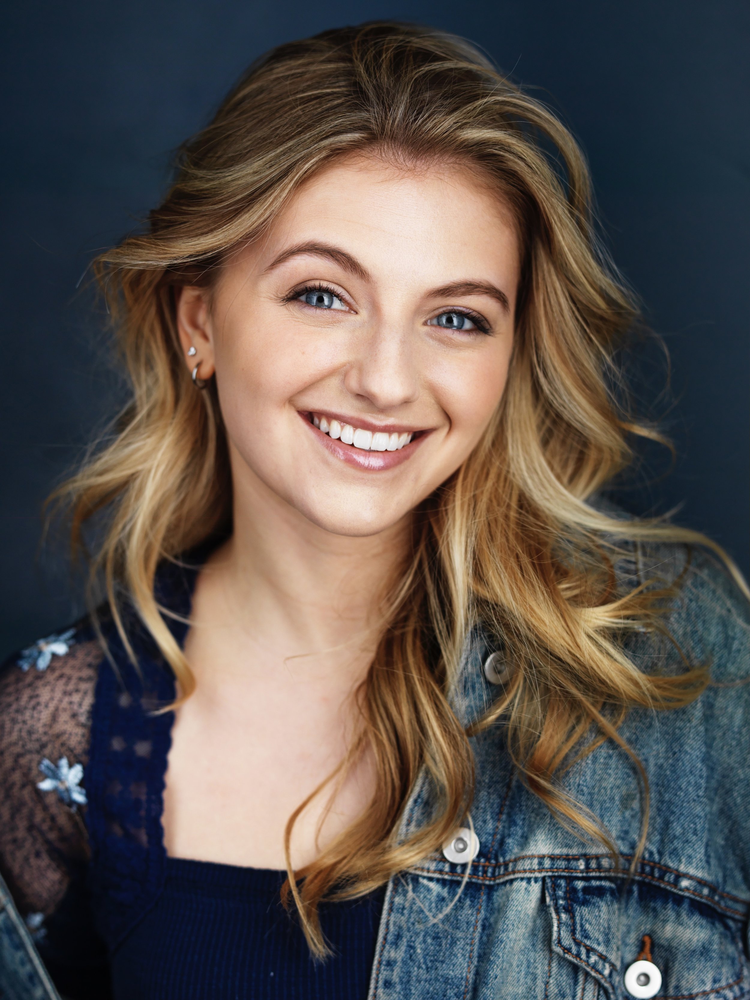 Josie Axelson Headshot 2.jpg