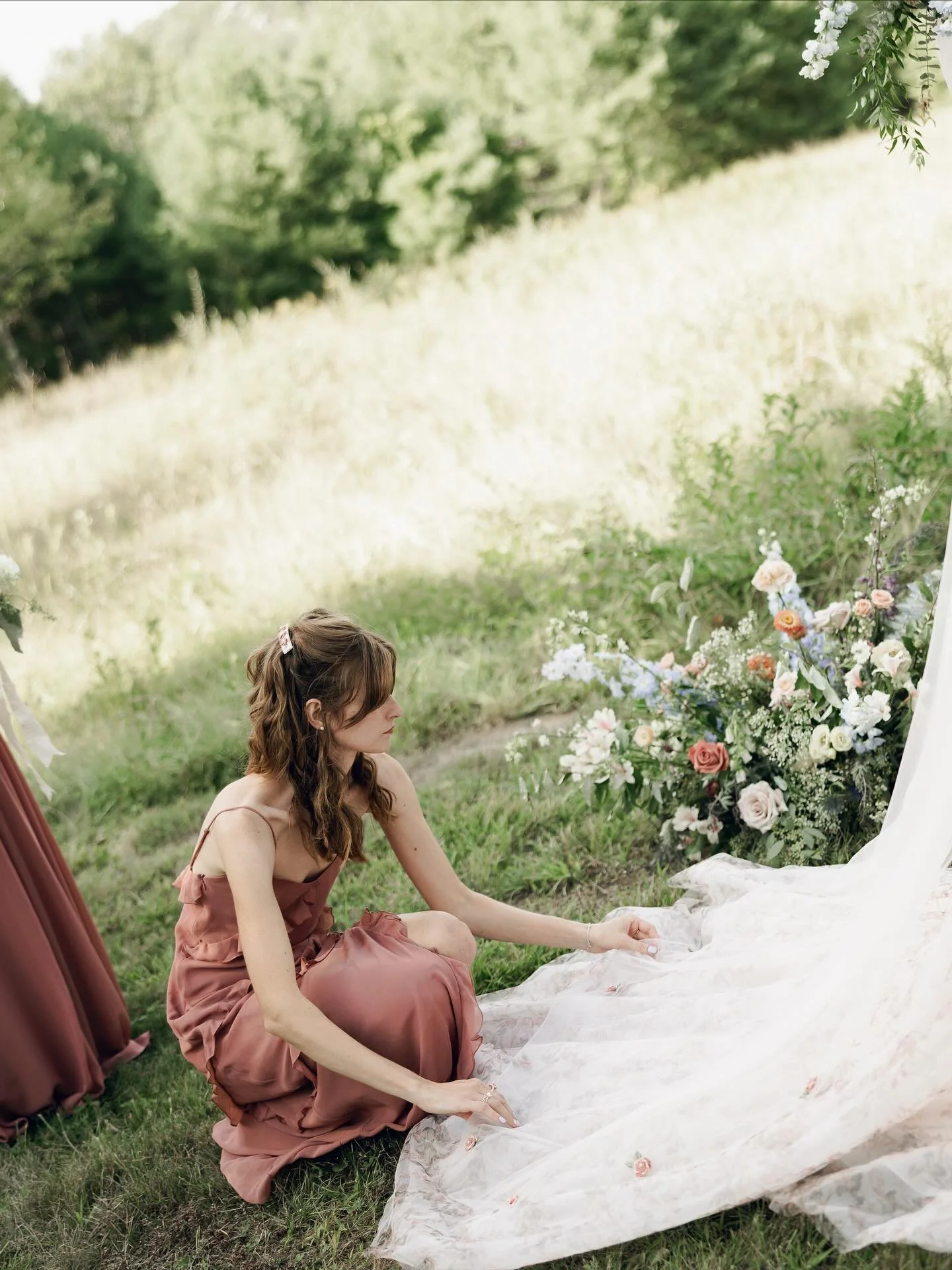 This summer I had the honor of embroidering my beautiful sister&rsquo;s bridal veil ✨and✨ doing her wedding flowers with the help of my wonderful friend @_patsblueribbon_ 🌸

Thank you to the insanely talented @sydneykerbysonphotography for capturing
